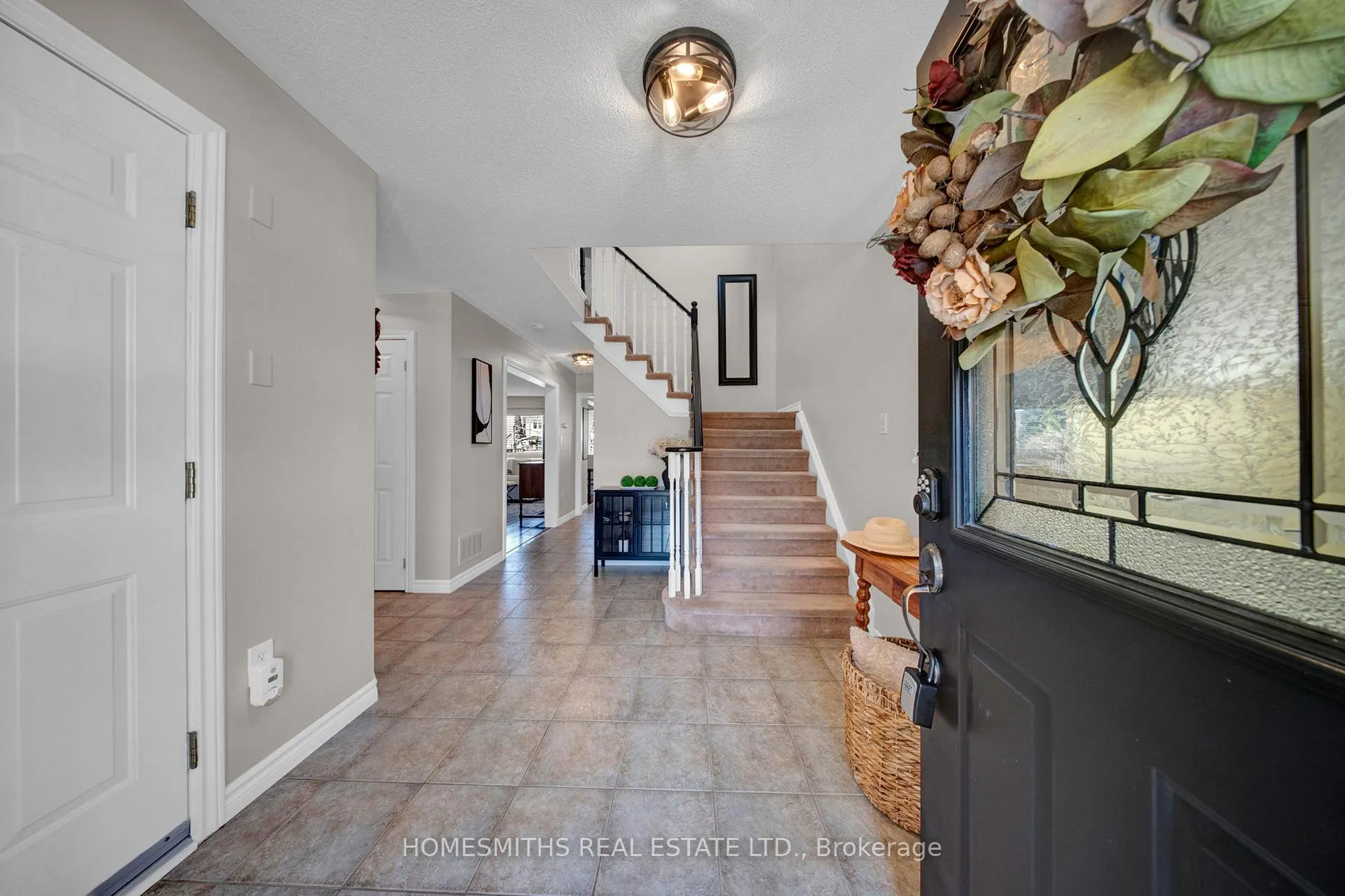 Photo 4 of 147 Sleeman Square, Clarington, Courtice — HOMEH