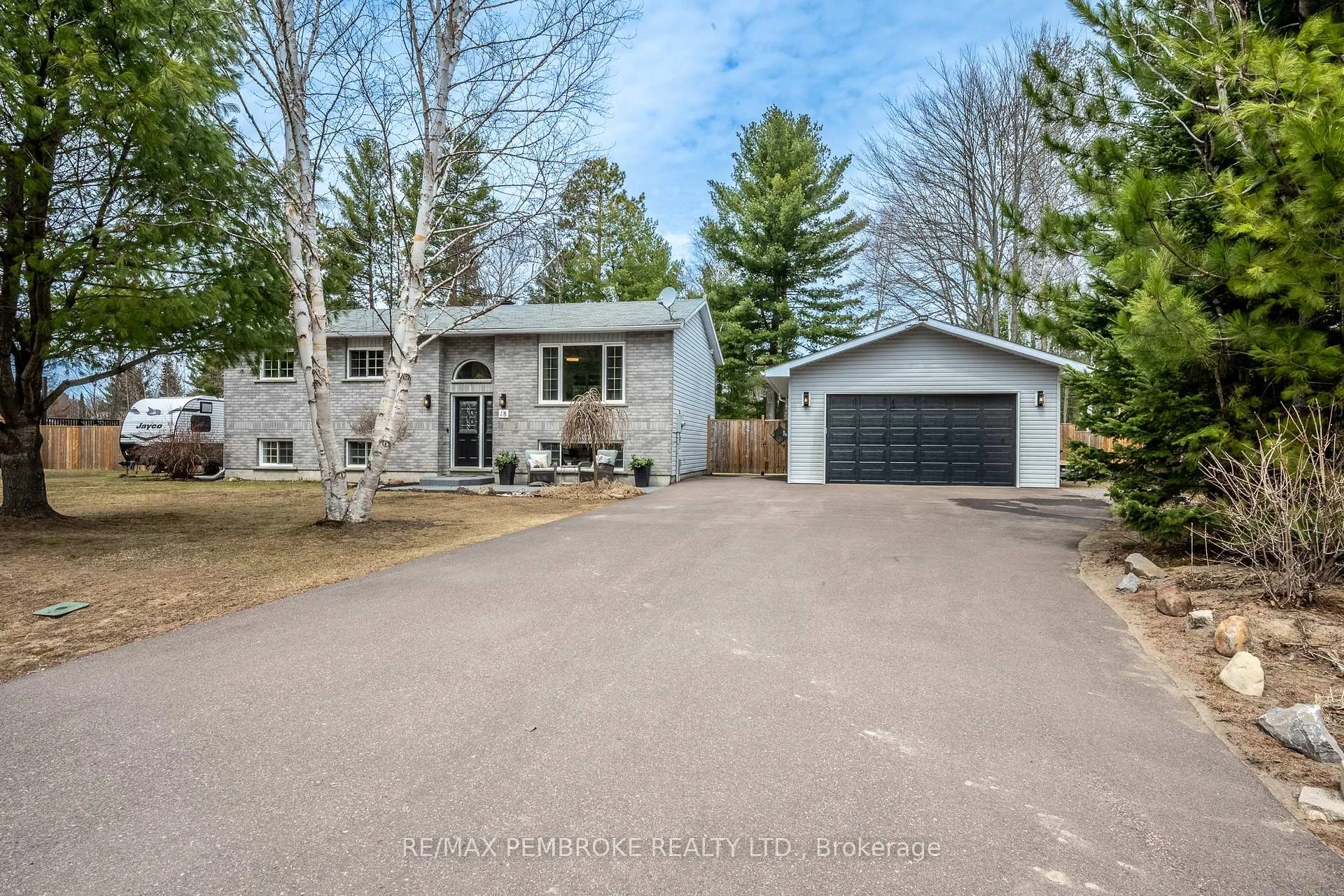 Photo 2 of 18 Cardinal Crescent, Petawawa — HOMEH