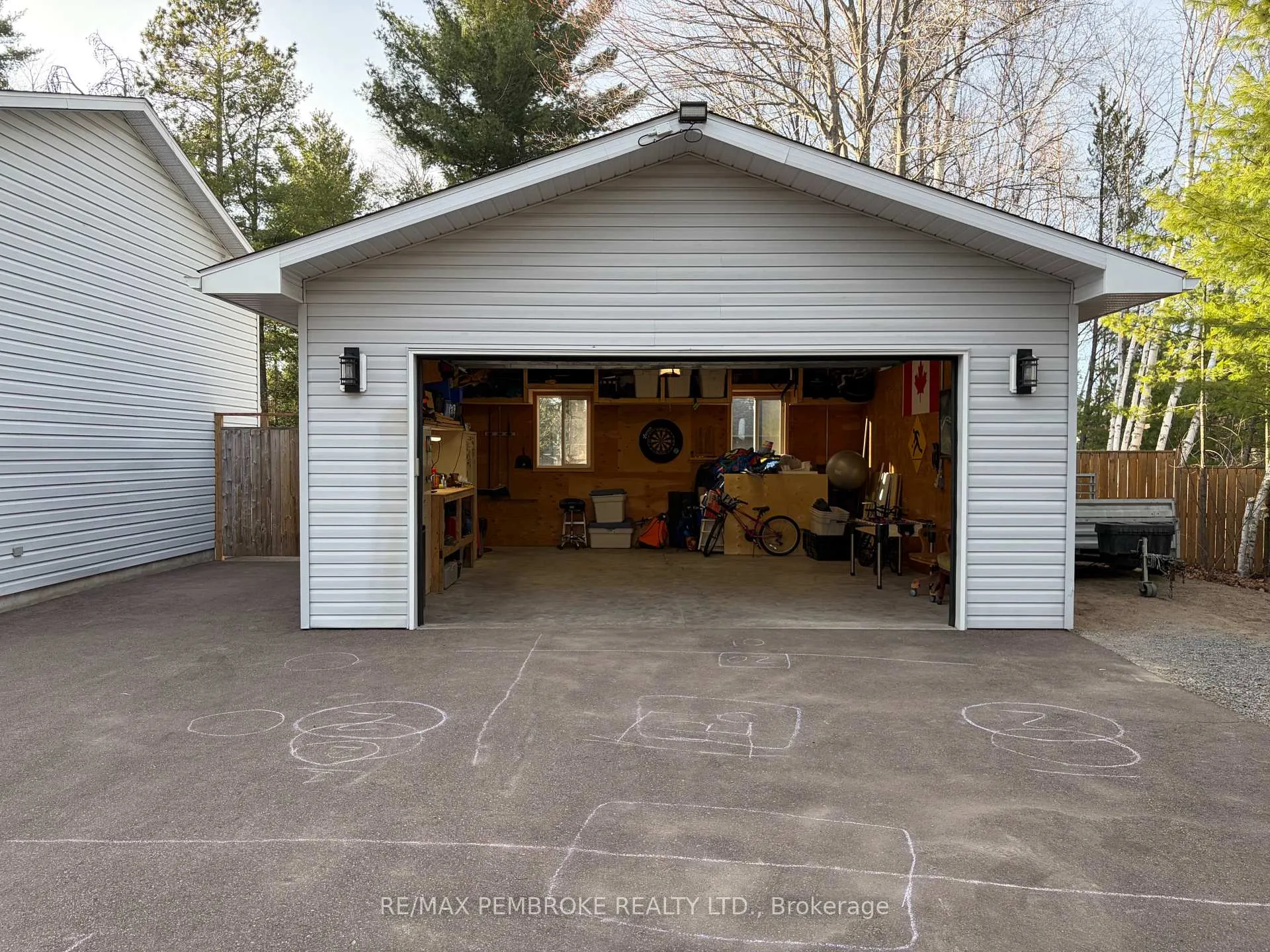 Photo 3 of 18 Cardinal Crescent, Petawawa — HOMEH