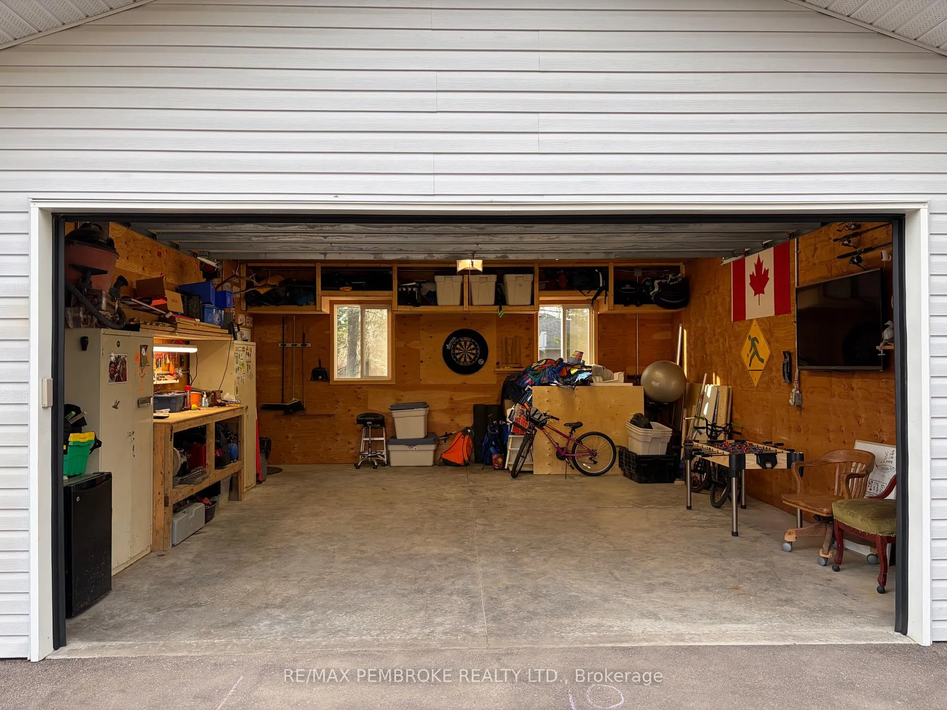 Photo 4 of 18 Cardinal Crescent, Petawawa — HOMEH