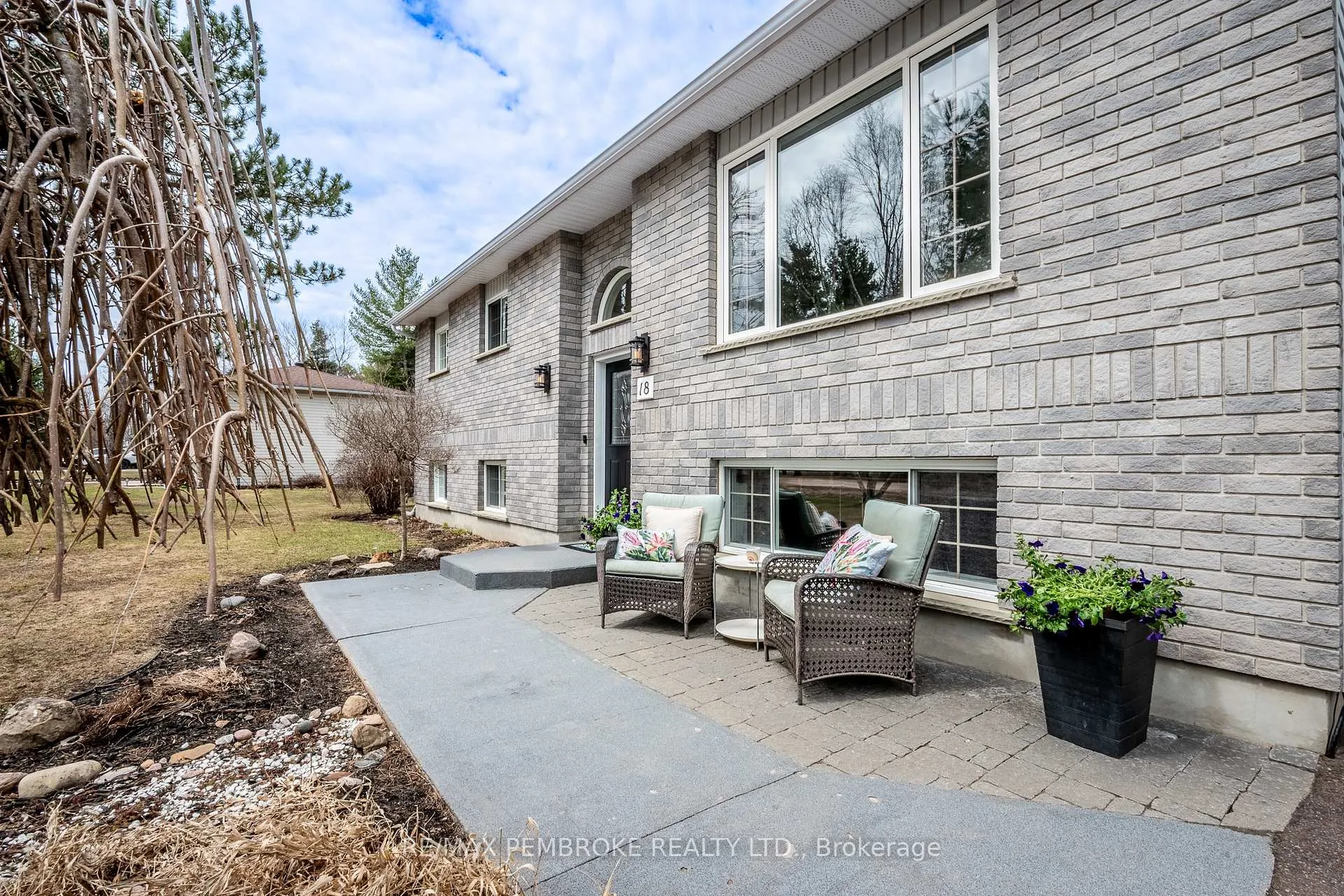 Photo 5 of 18 Cardinal Crescent, Petawawa — HOMEH