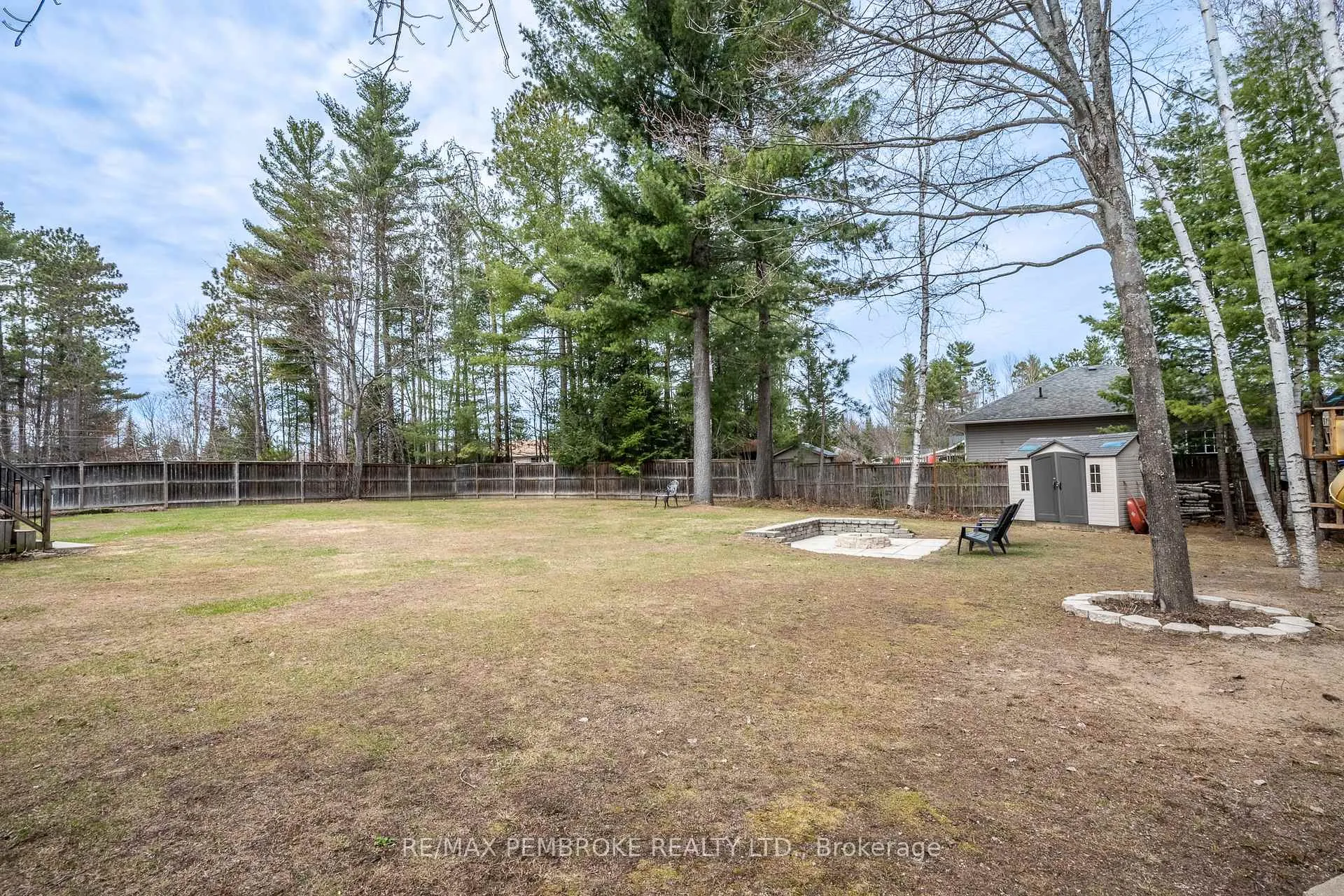Photo 7 of 18 Cardinal Crescent, Petawawa — HOMEH