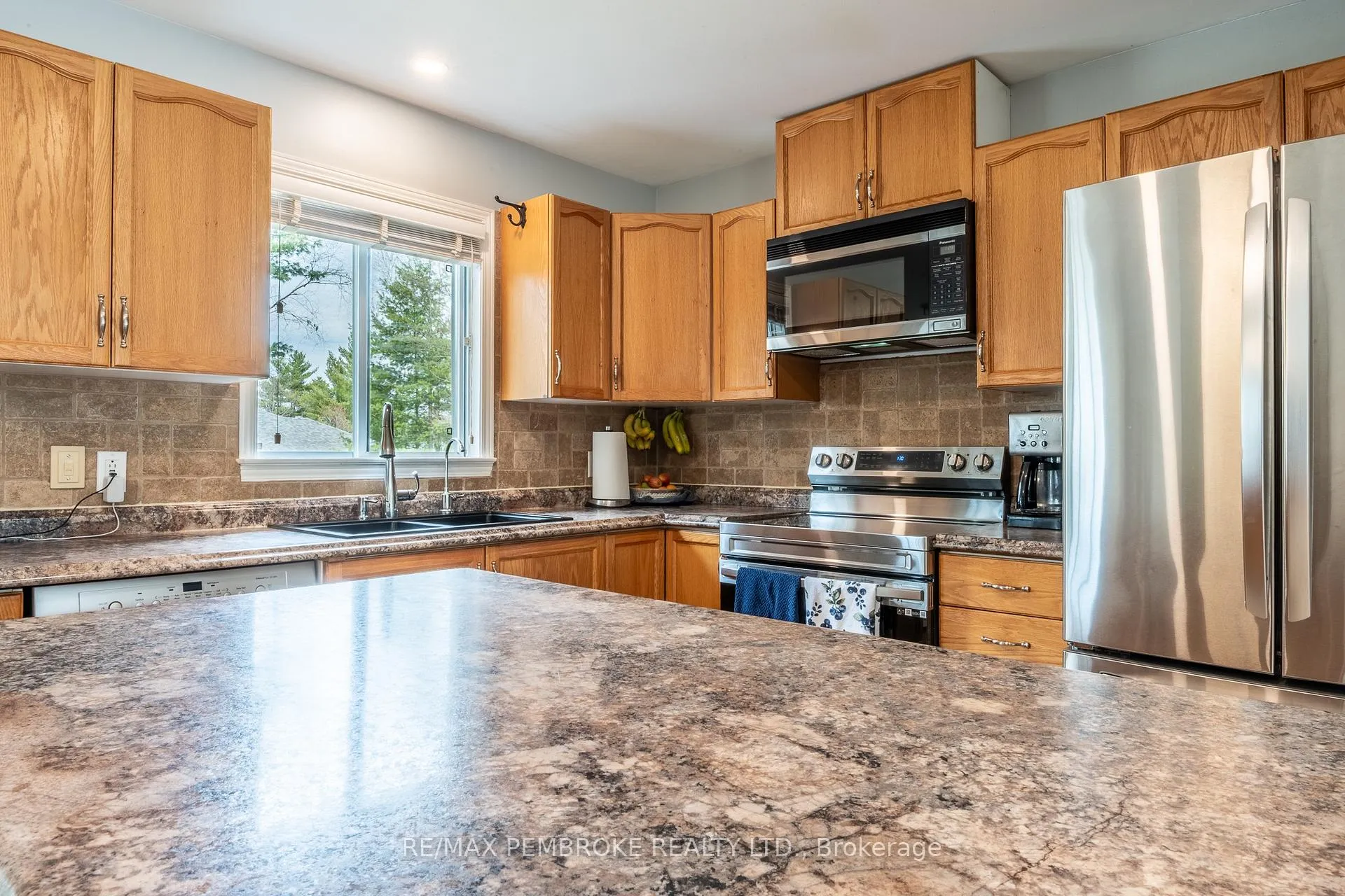 Photo 17 of 18 Cardinal Crescent, Petawawa — HOMEH