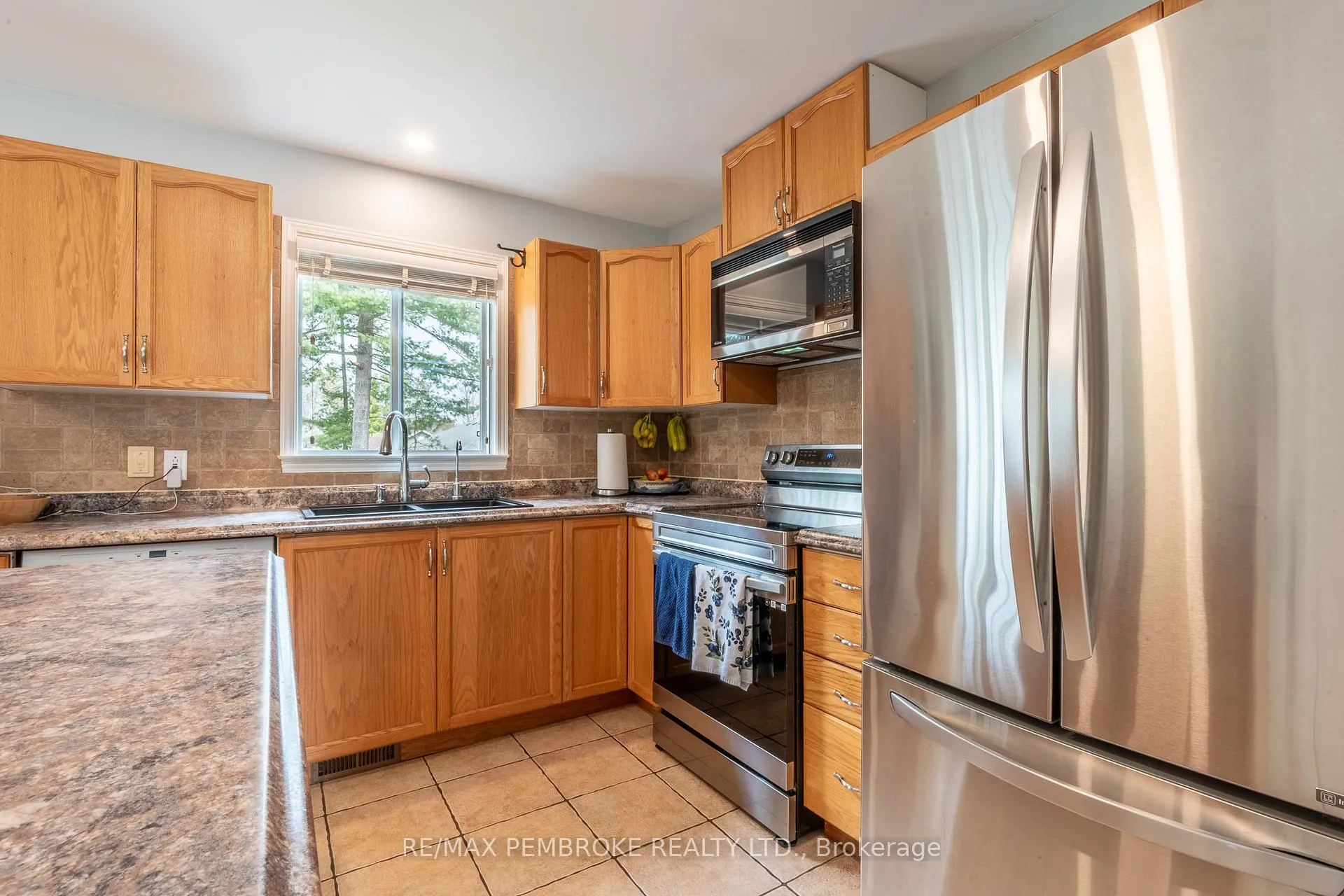 Photo 19 of 18 Cardinal Crescent, Petawawa — HOMEH