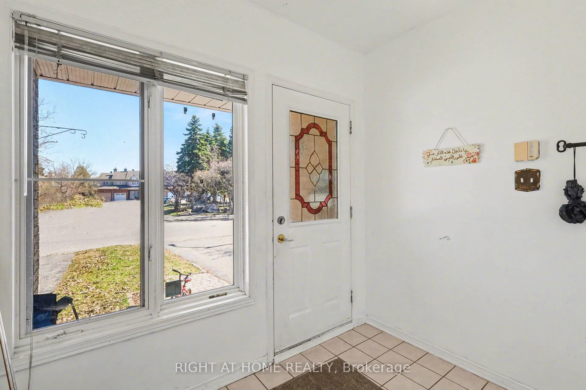 Photo 2 of 52 Scarlet Court, Ottawa, Hunt Club Park/Greenboro — HOMEH