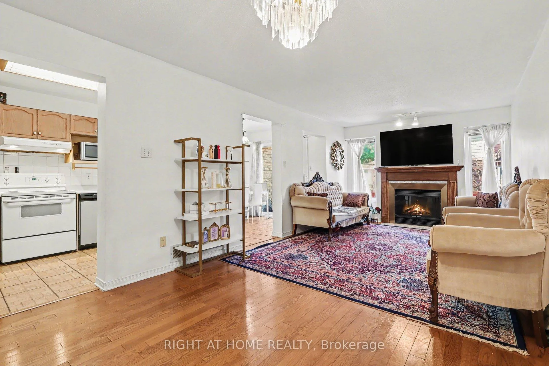 Photo 4 of 52 Scarlet Court, Ottawa, Hunt Club Park/Greenboro — HOMEH