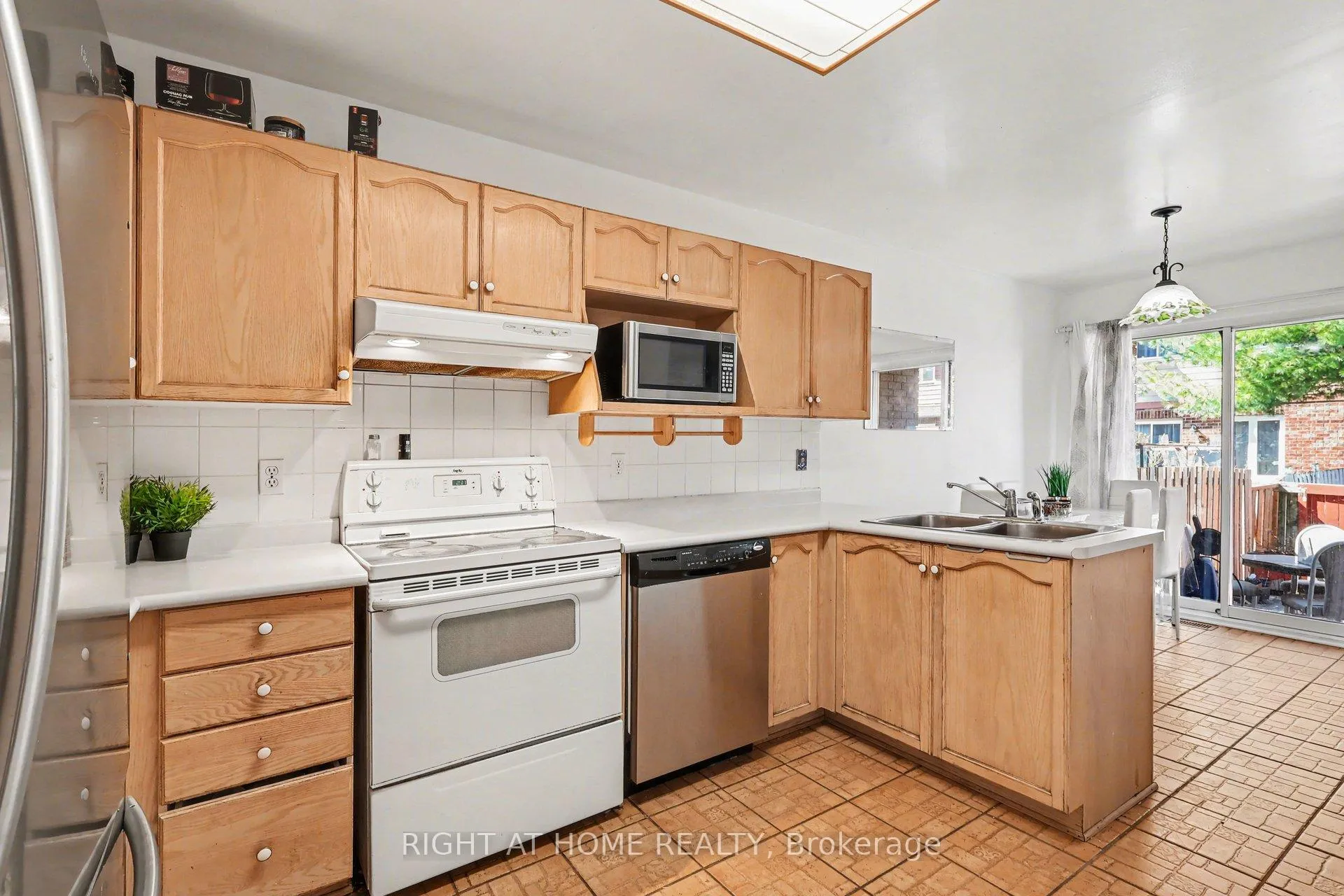 Photo 9 of 52 Scarlet Court, Ottawa, Hunt Club Park/Greenboro — HOMEH