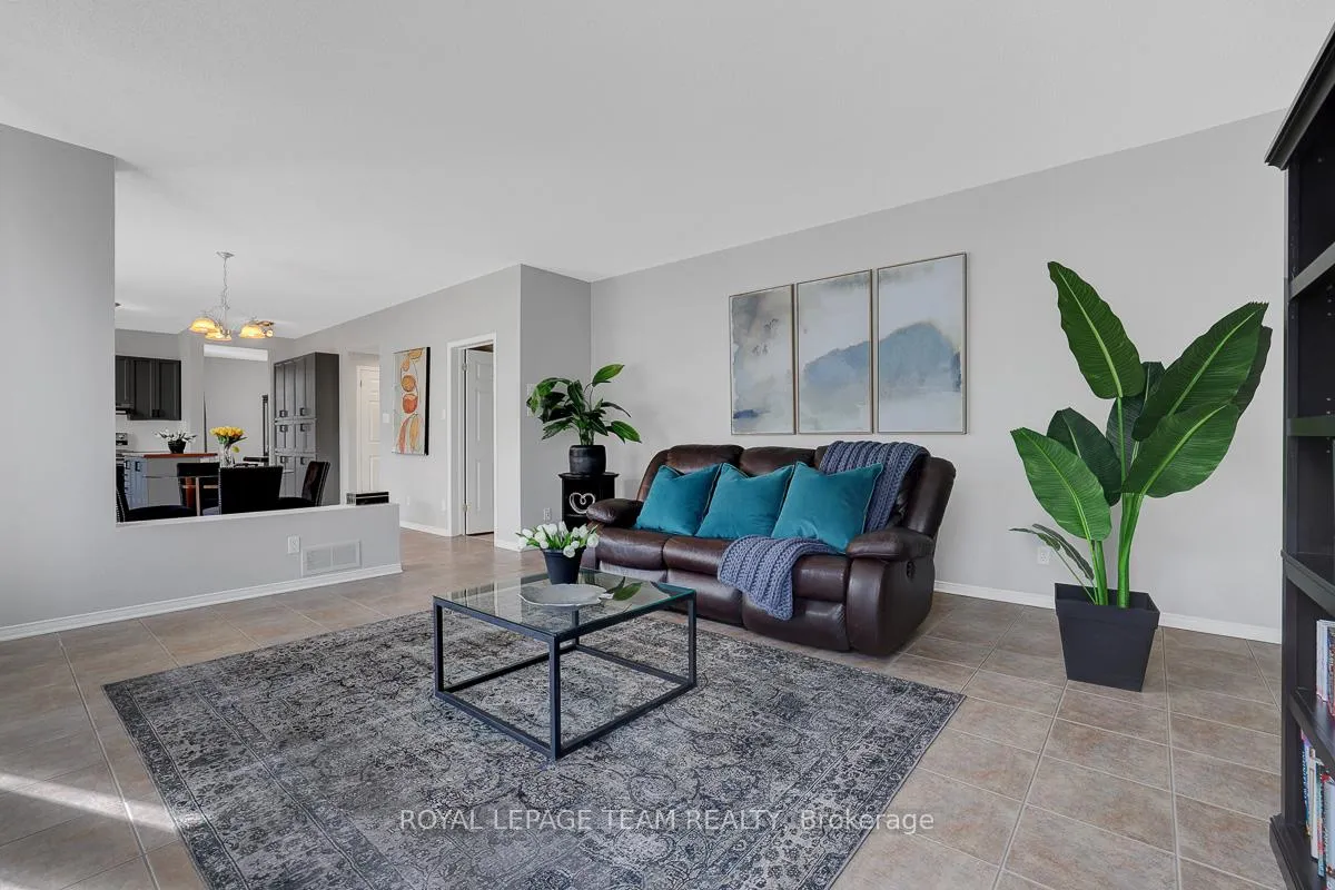 Photo 10 of 39 Crosspointe Avenue, Ottawa, Barrhaven East — HOMEH