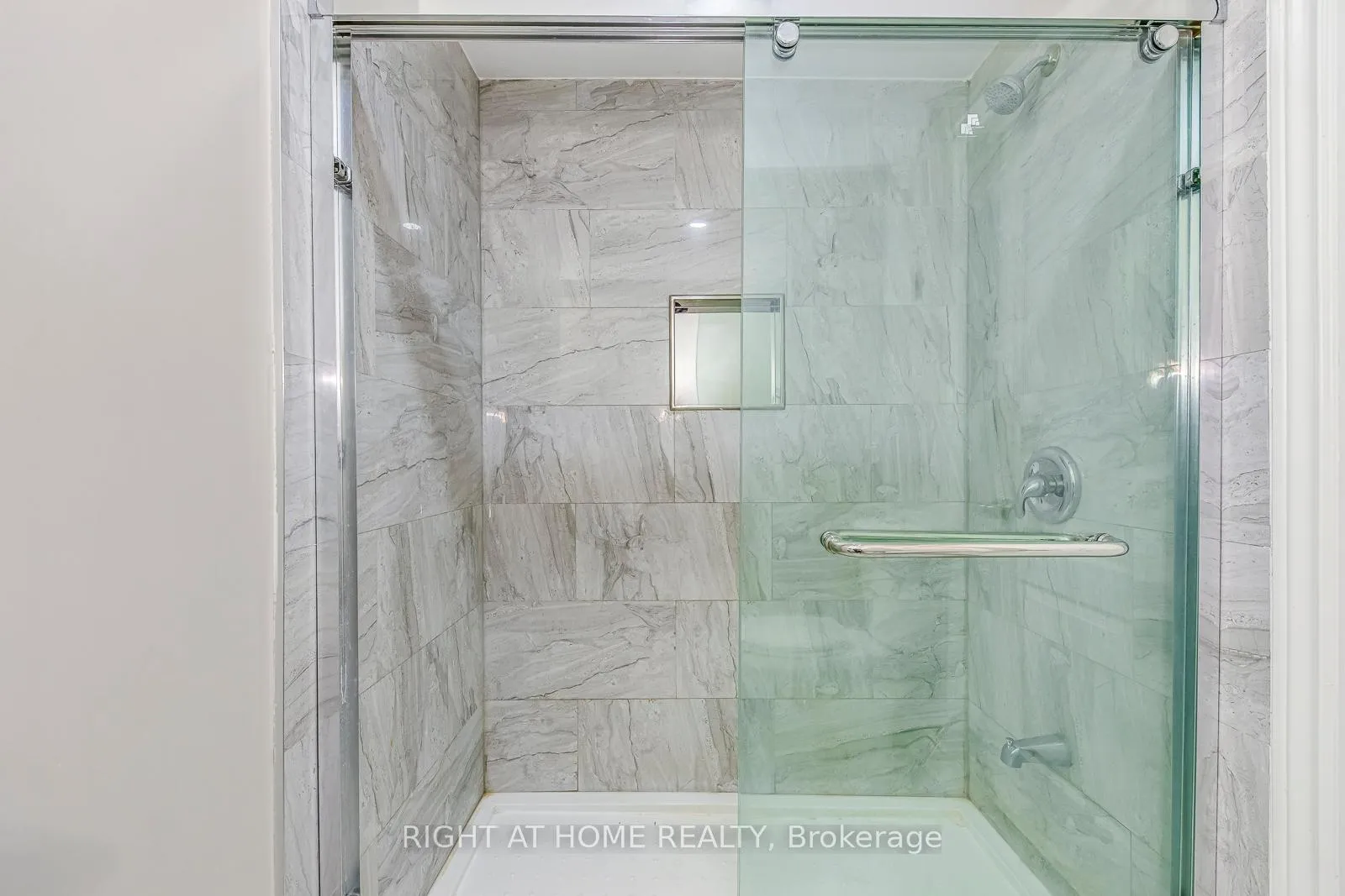 Photo 2 of Unit lower, 99 Masters Green Crescent, Brampton, Snelgrove — HOMEH
