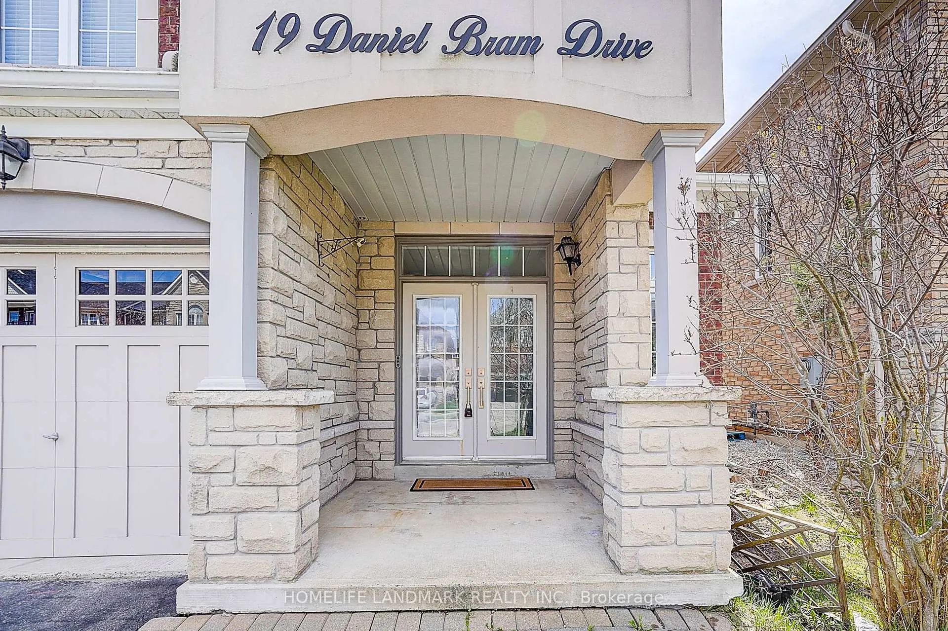 Photo 2 of 19 Daniel Bram Drive, Vaughan, Patterson — HOMEH