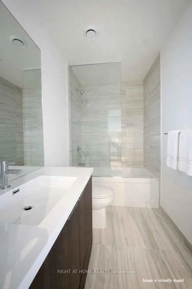 Photo 4 of Unit 3810, 8 Interchange Way, Vaughan, Vaughan Corporate Centre — HOMEH