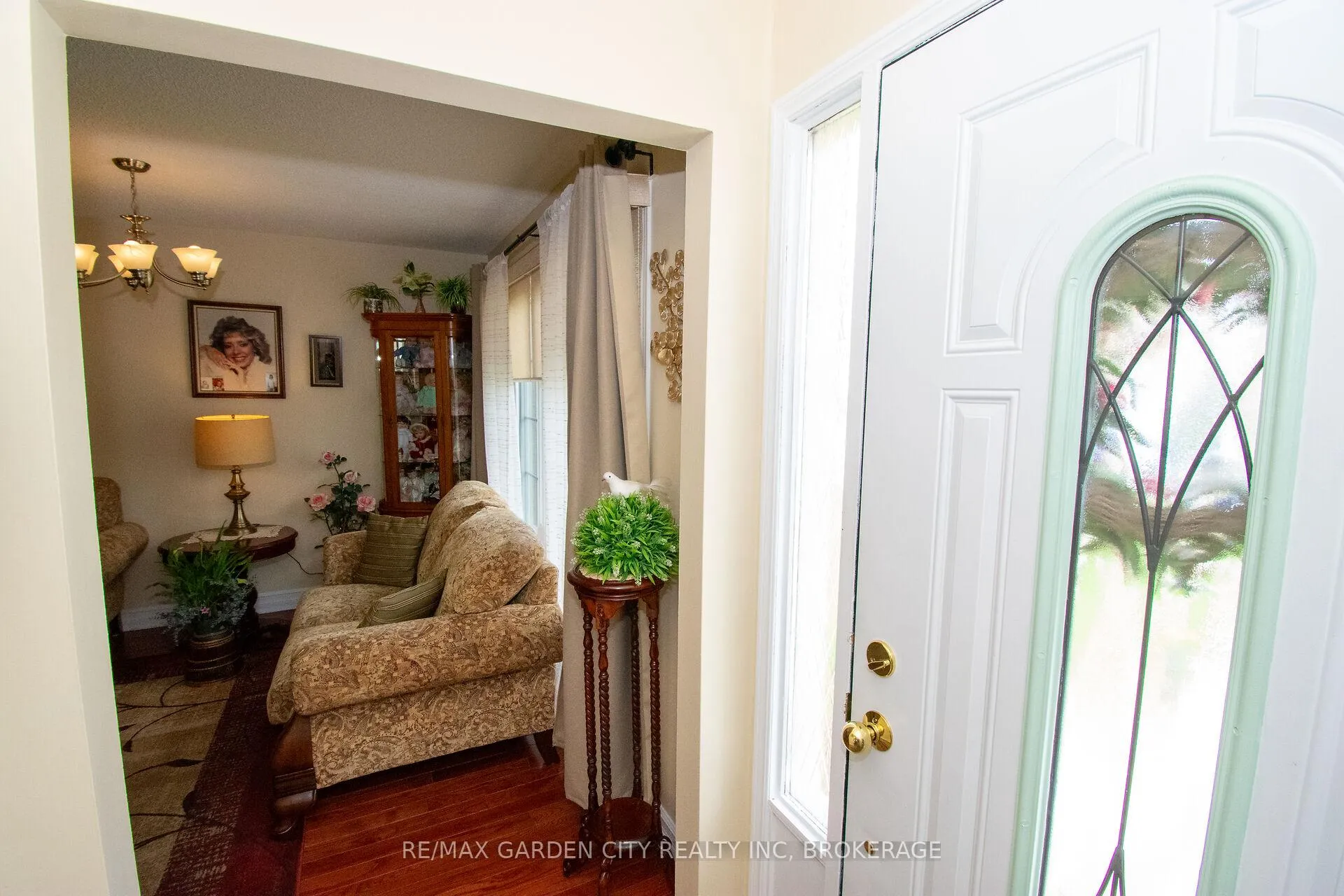 Photo 6 of 56 Terrace Avenue, Welland, Broadway — HOMEH