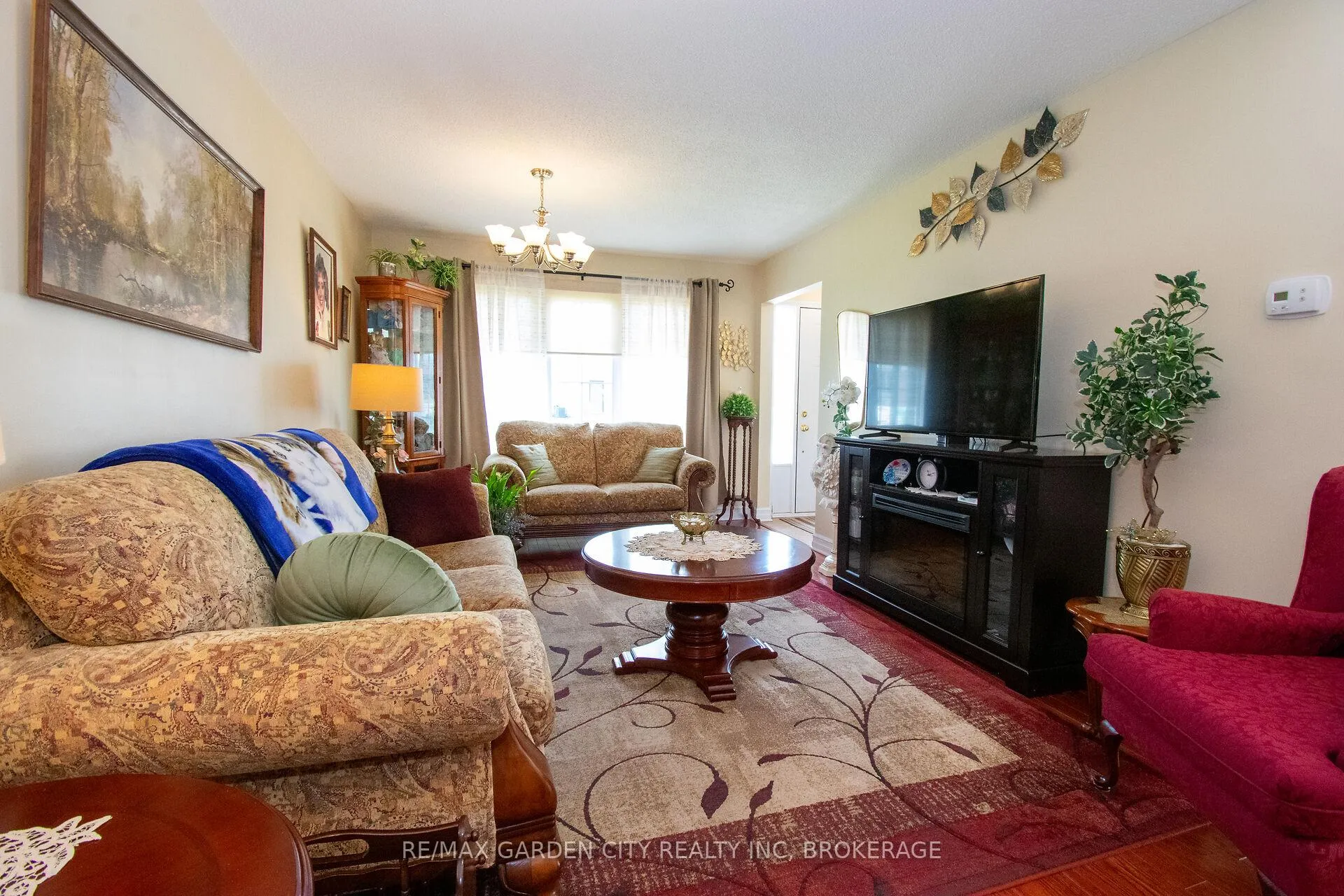 Photo 9 of 56 Terrace Avenue, Welland, Broadway — HOMEH
