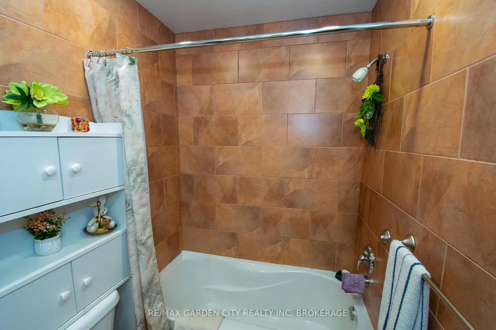 Photo 19 of 56 Terrace Avenue, Welland, Broadway — HOMEH