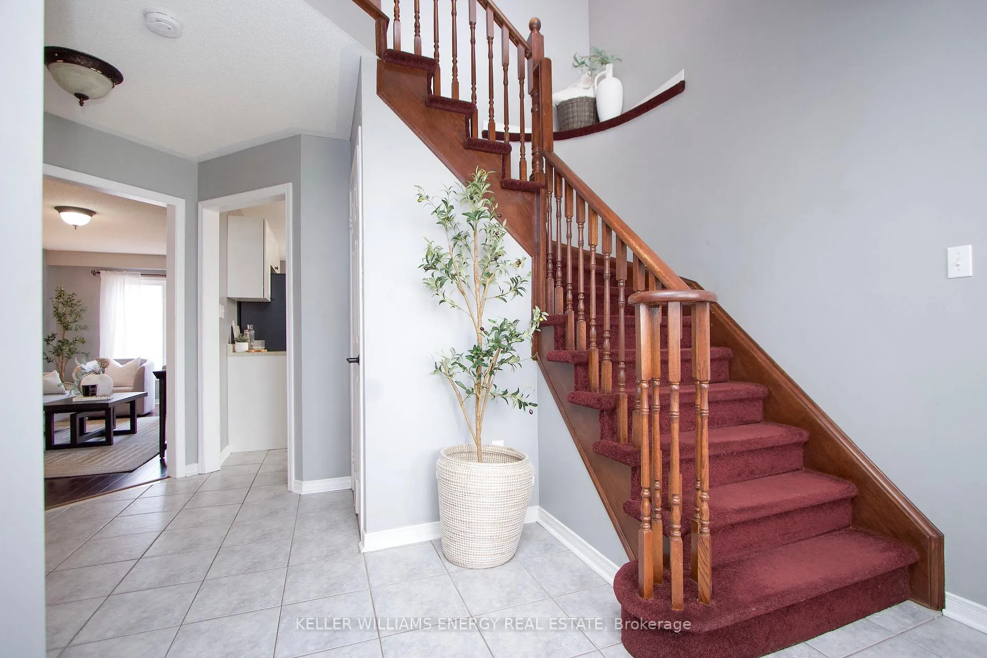Photo 4 of 38 Hutton Place, Clarington, Bowmanville — HOMEH