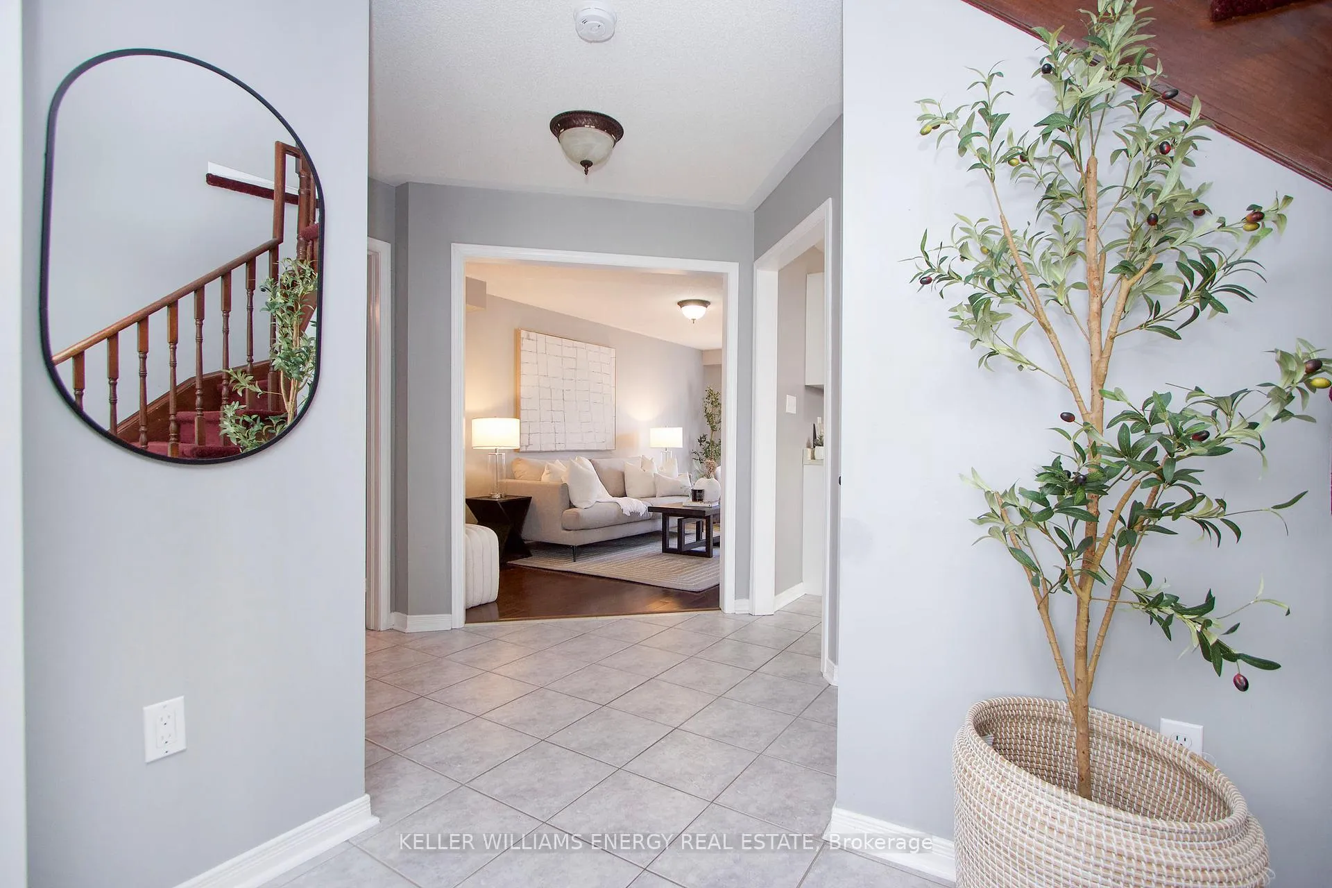 Photo 5 of 38 Hutton Place, Clarington, Bowmanville — HOMEH