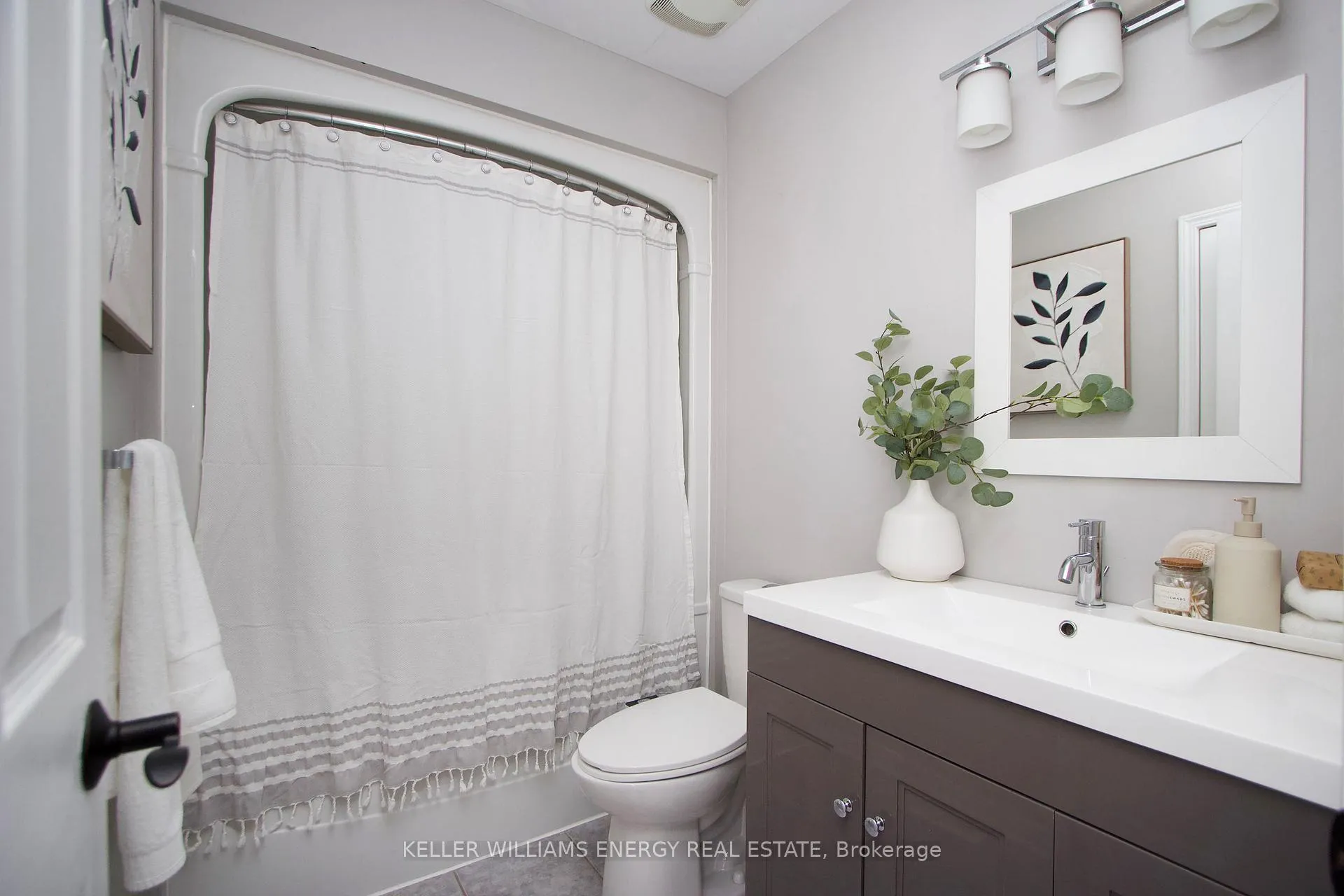 Photo 23 of 38 Hutton Place, Clarington, Bowmanville — HOMEH