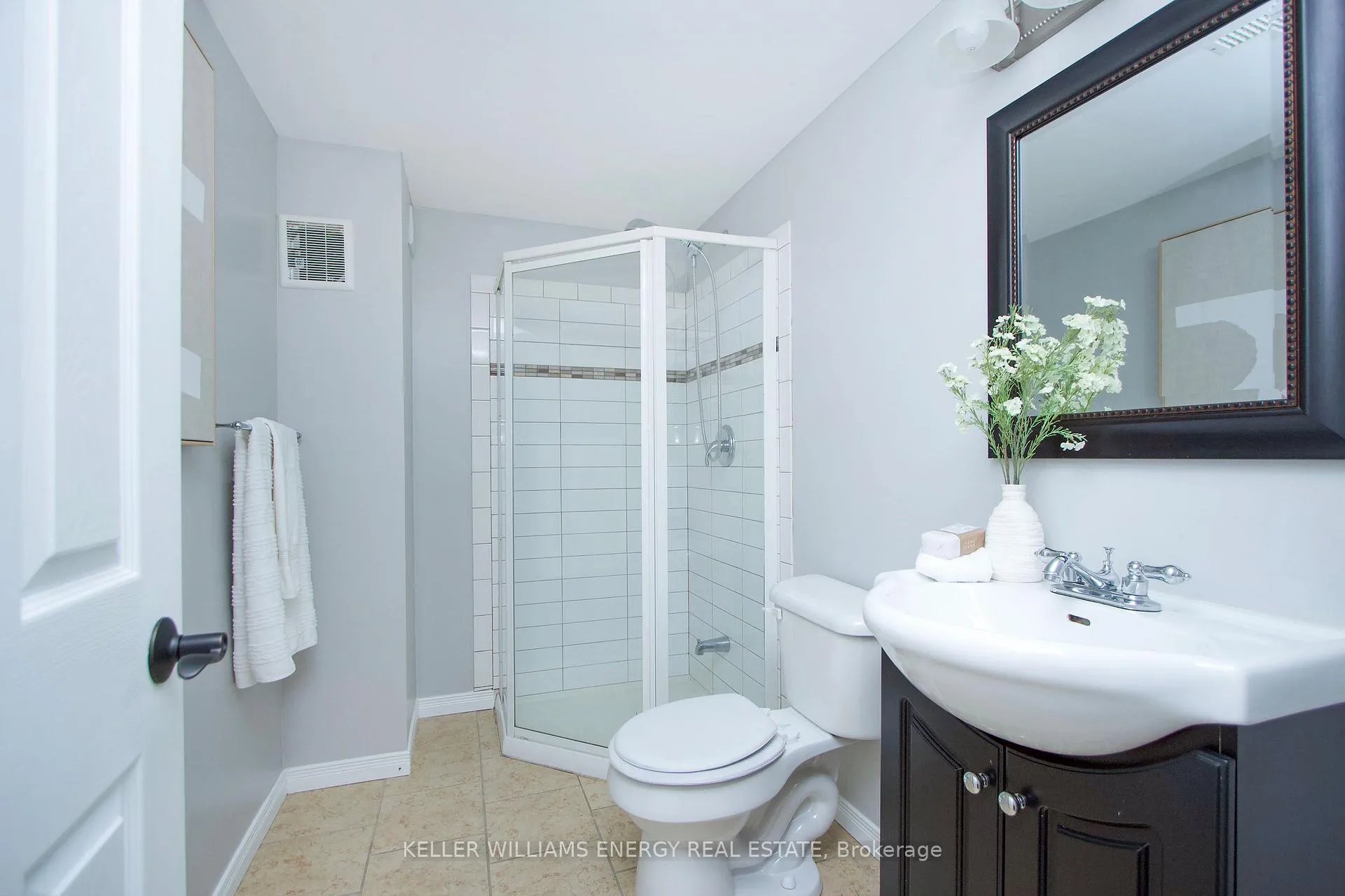 Photo 28 of 38 Hutton Place, Clarington, Bowmanville — HOMEH