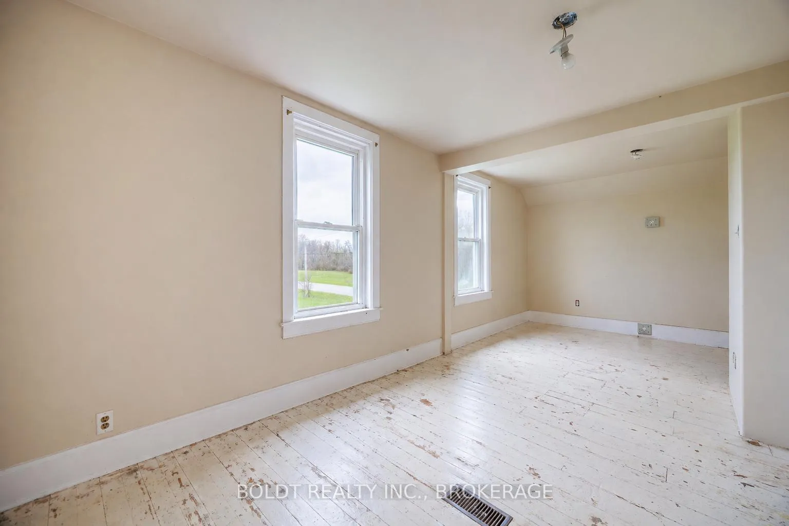 Photo 16 of 9694 Willoughby Drive, Niagara Falls, Lyons Creek — HOMEH