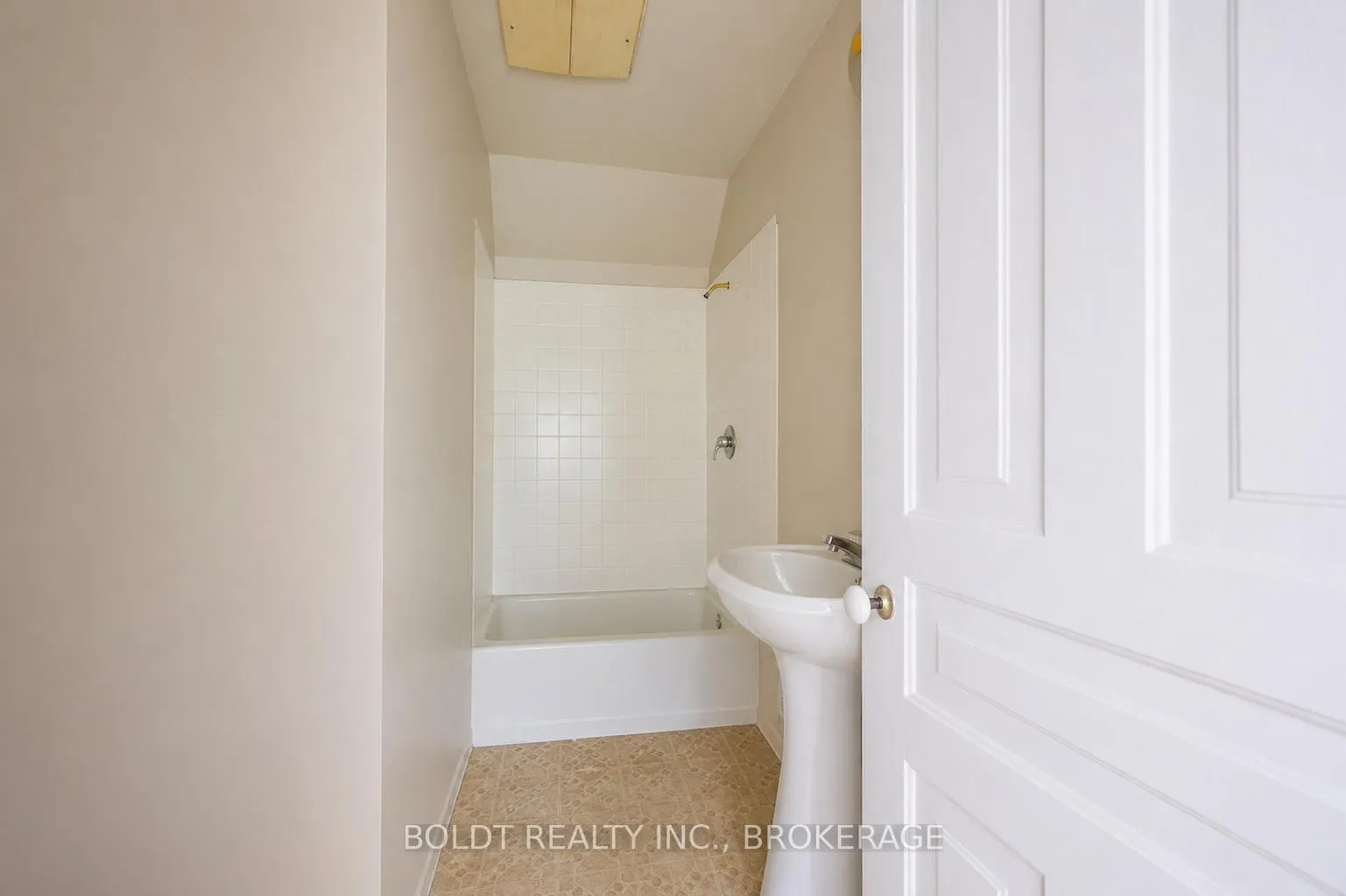 Photo 21 of 9694 Willoughby Drive, Niagara Falls, Lyons Creek — HOMEH