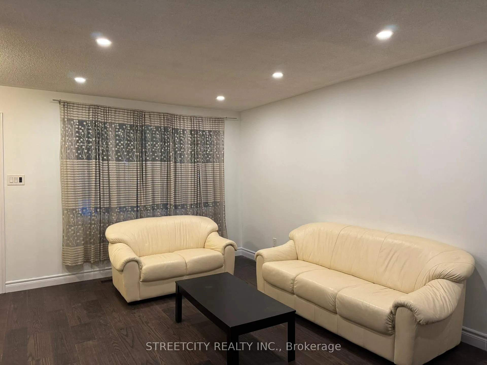 Photo 3 of 102 Paperbirch Crescent, London, North K — HOMEH