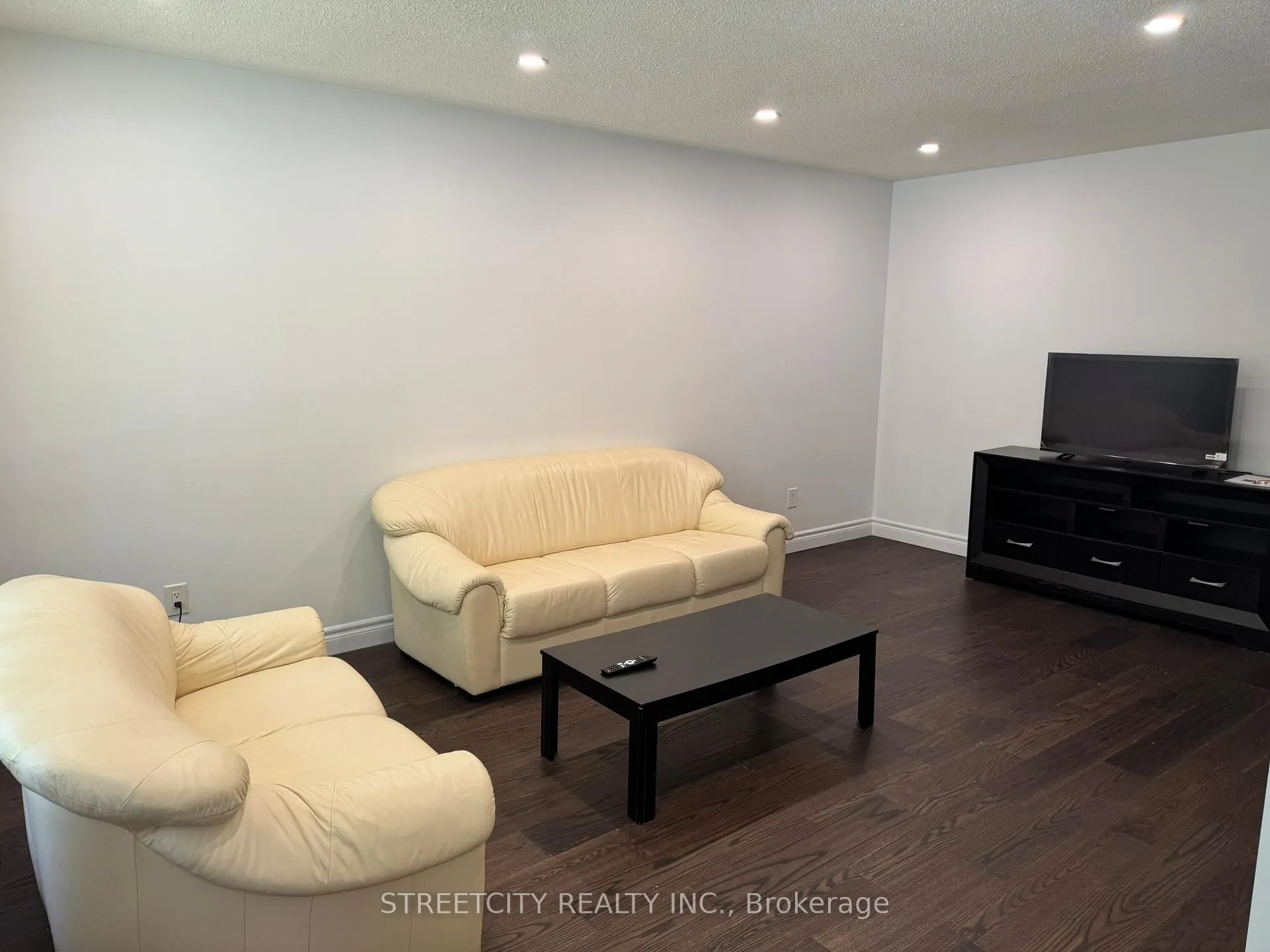 Photo 4 of 102 Paperbirch Crescent, London, North K — HOMEH