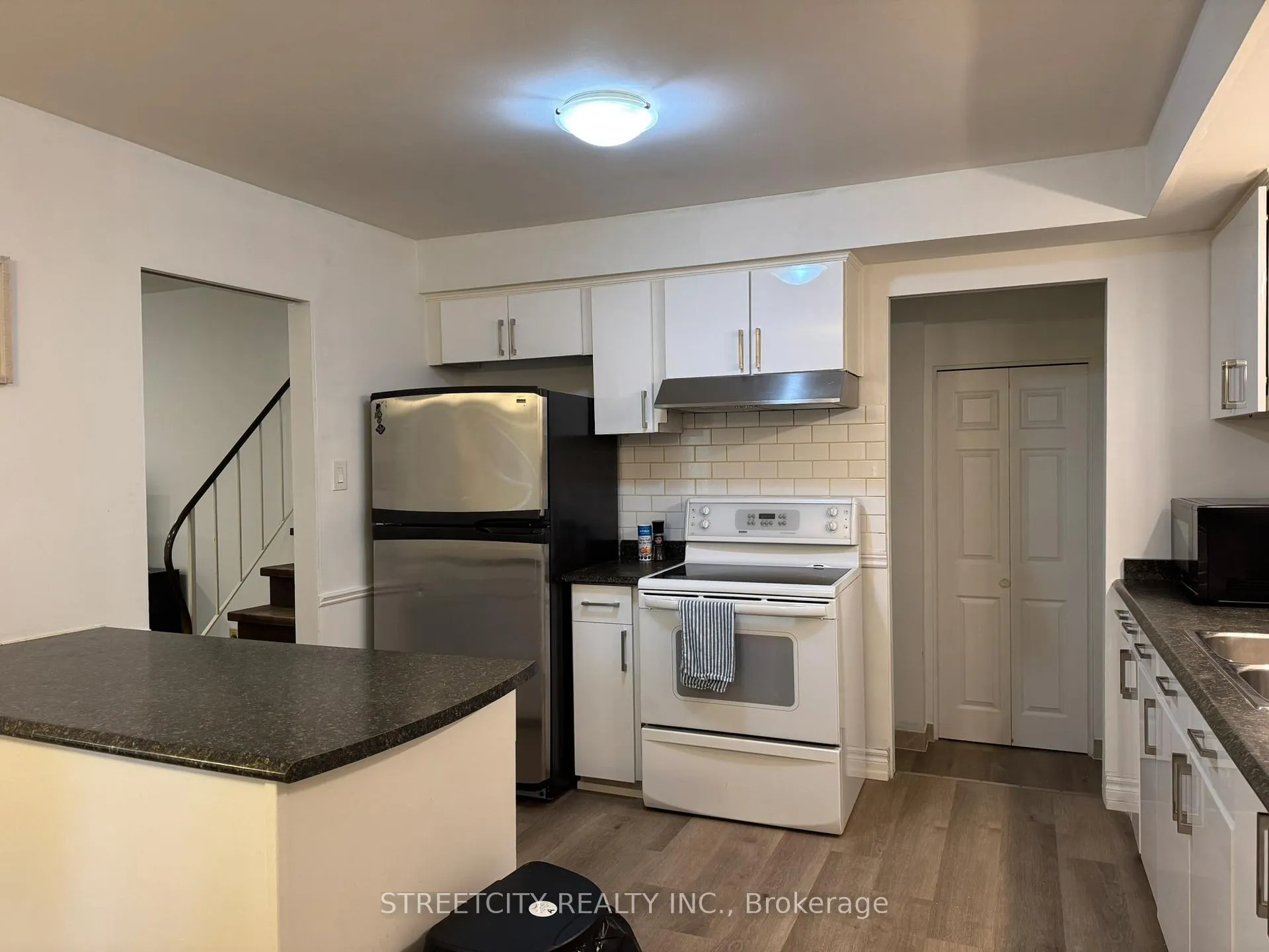 Photo 6 of 102 Paperbirch Crescent, London, North K — HOMEH