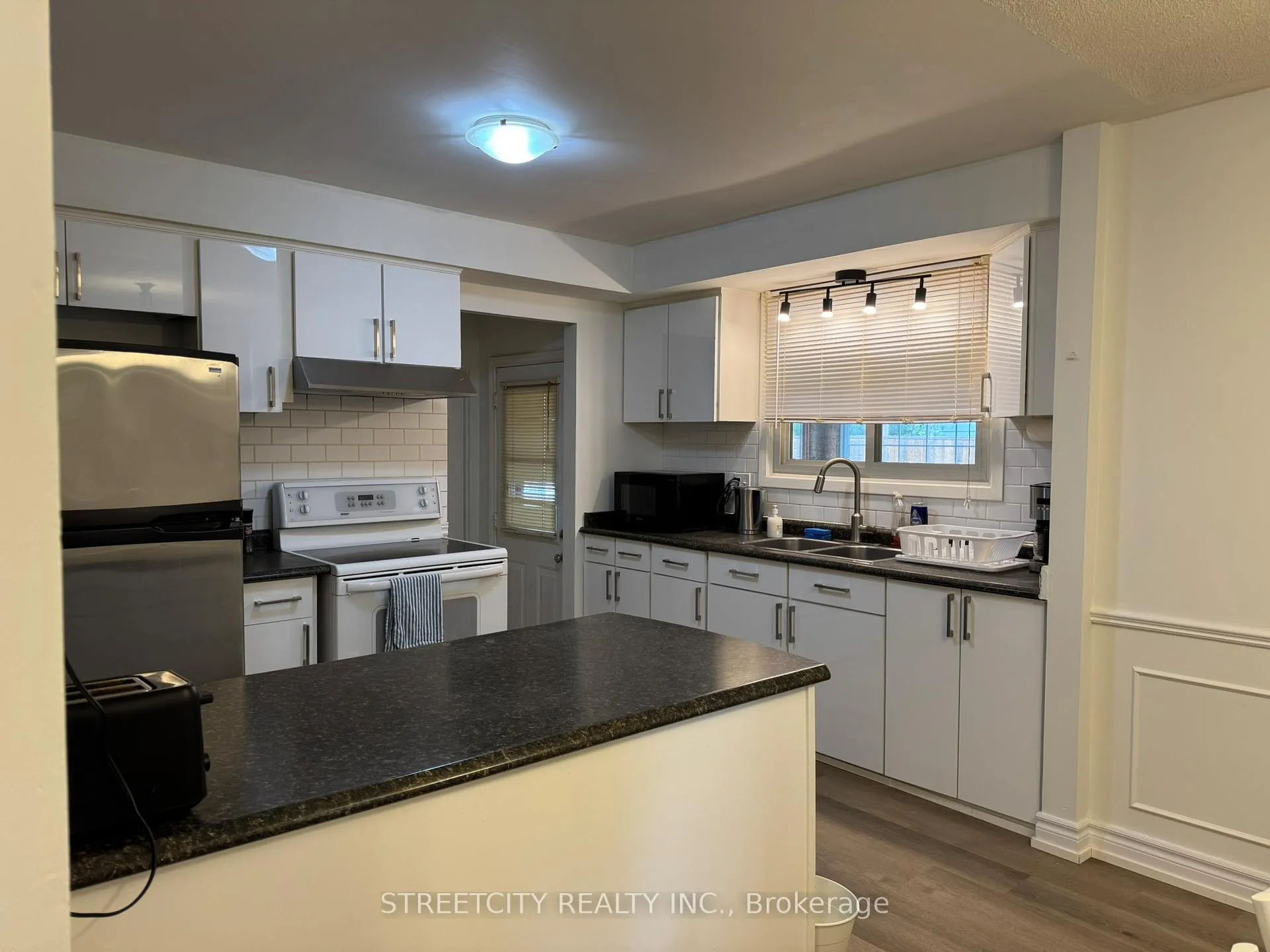 Photo 7 of 102 Paperbirch Crescent, London, North K — HOMEH