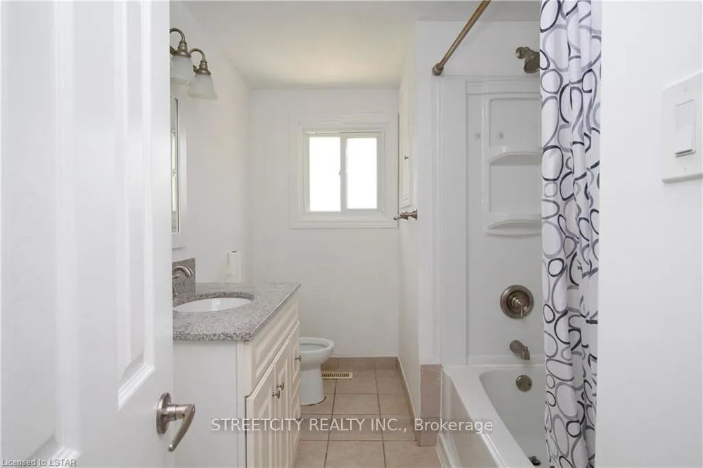 Photo 10 of 102 Paperbirch Crescent, London, North K — HOMEH
