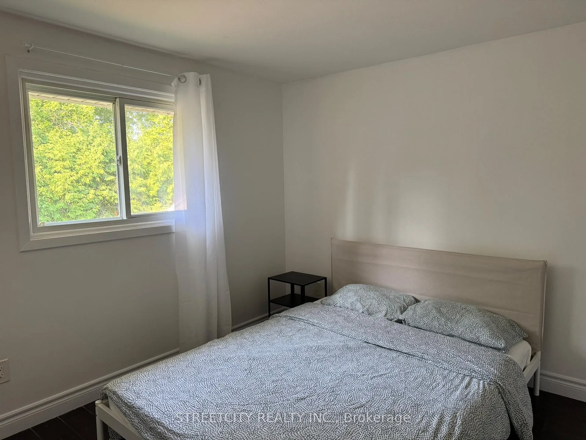 Photo 13 of 102 Paperbirch Crescent, London, North K — HOMEH