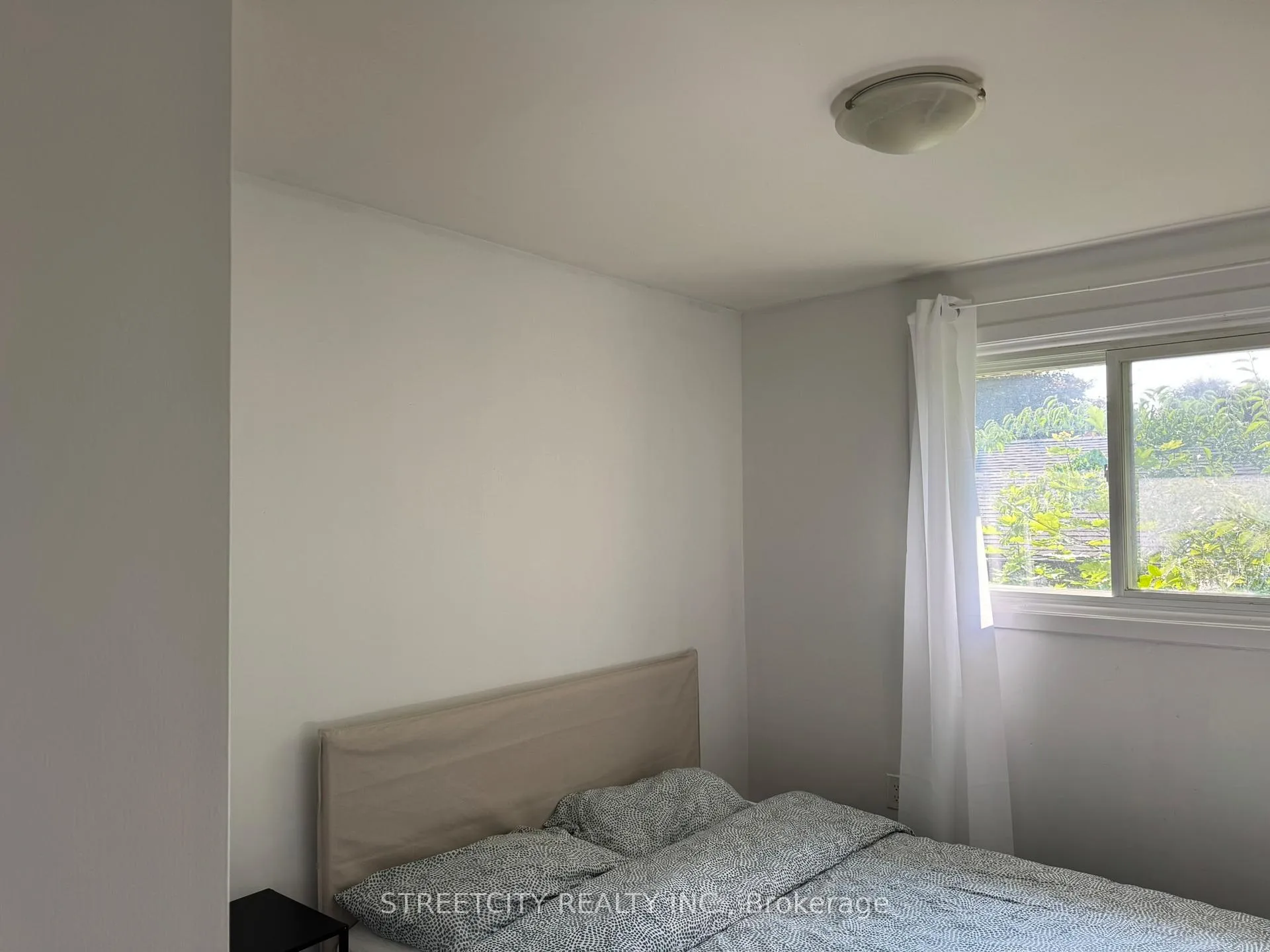 Photo 15 of 102 Paperbirch Crescent, London, North K — HOMEH