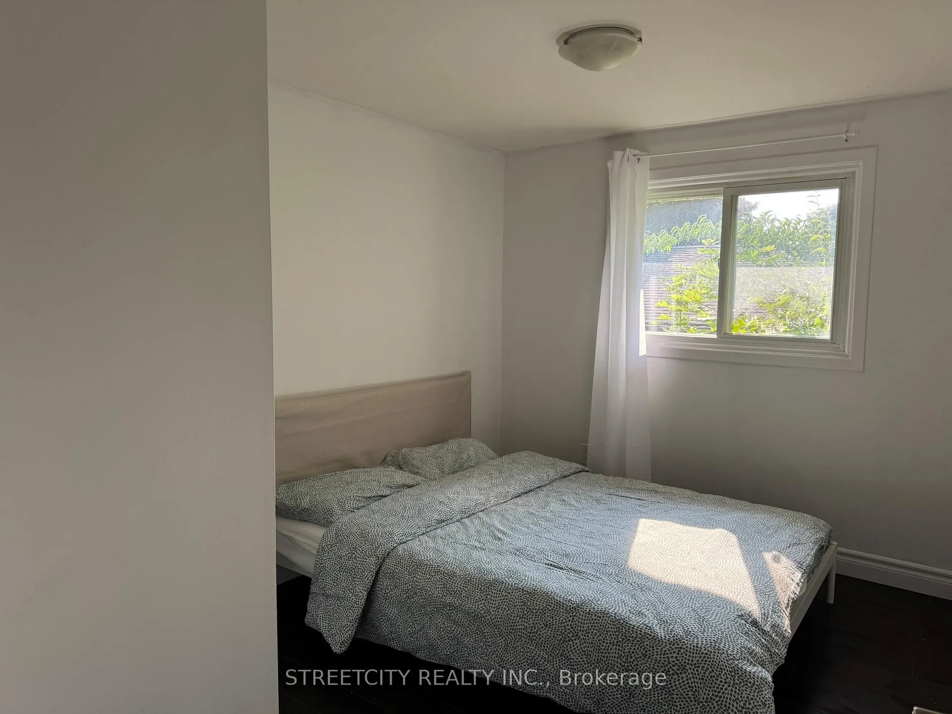 Photo 16 of 102 Paperbirch Crescent, London, North K — HOMEH