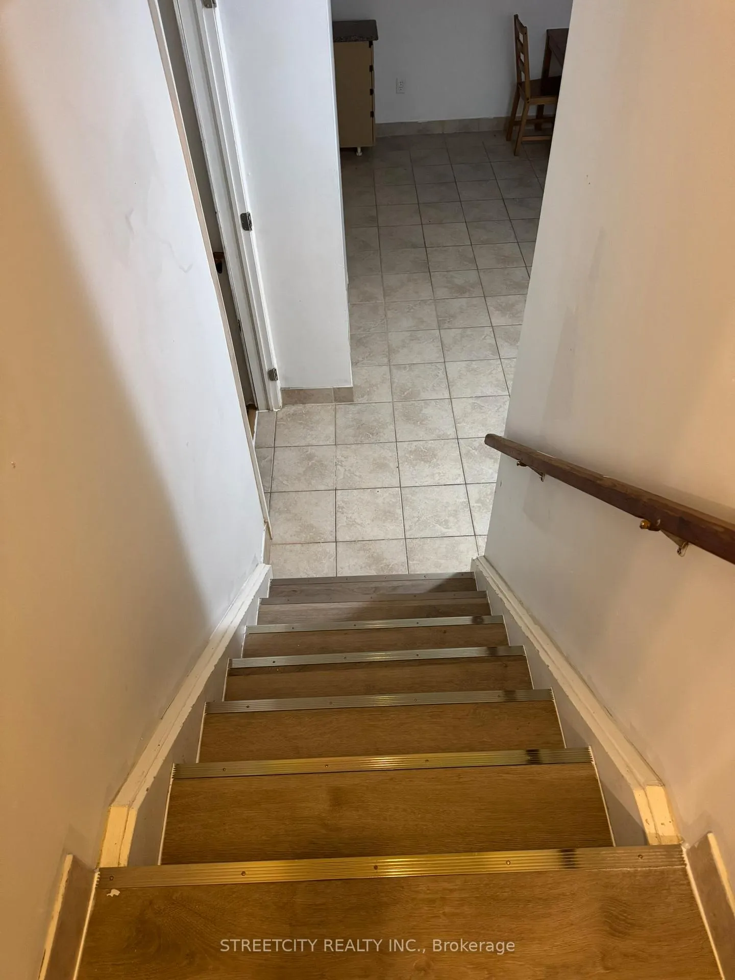 Photo 17 of 102 Paperbirch Crescent, London, North K — HOMEH