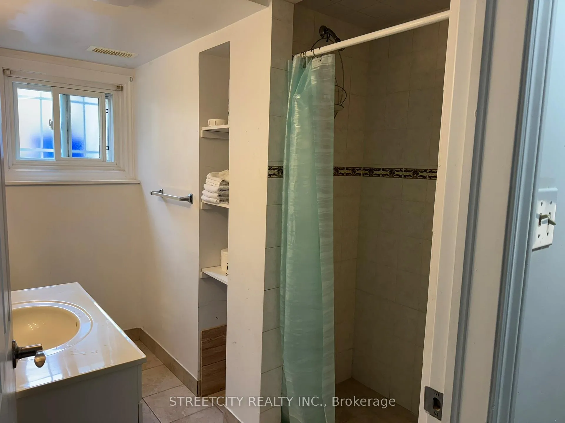 Photo 23 of 102 Paperbirch Crescent, London, North K — HOMEH