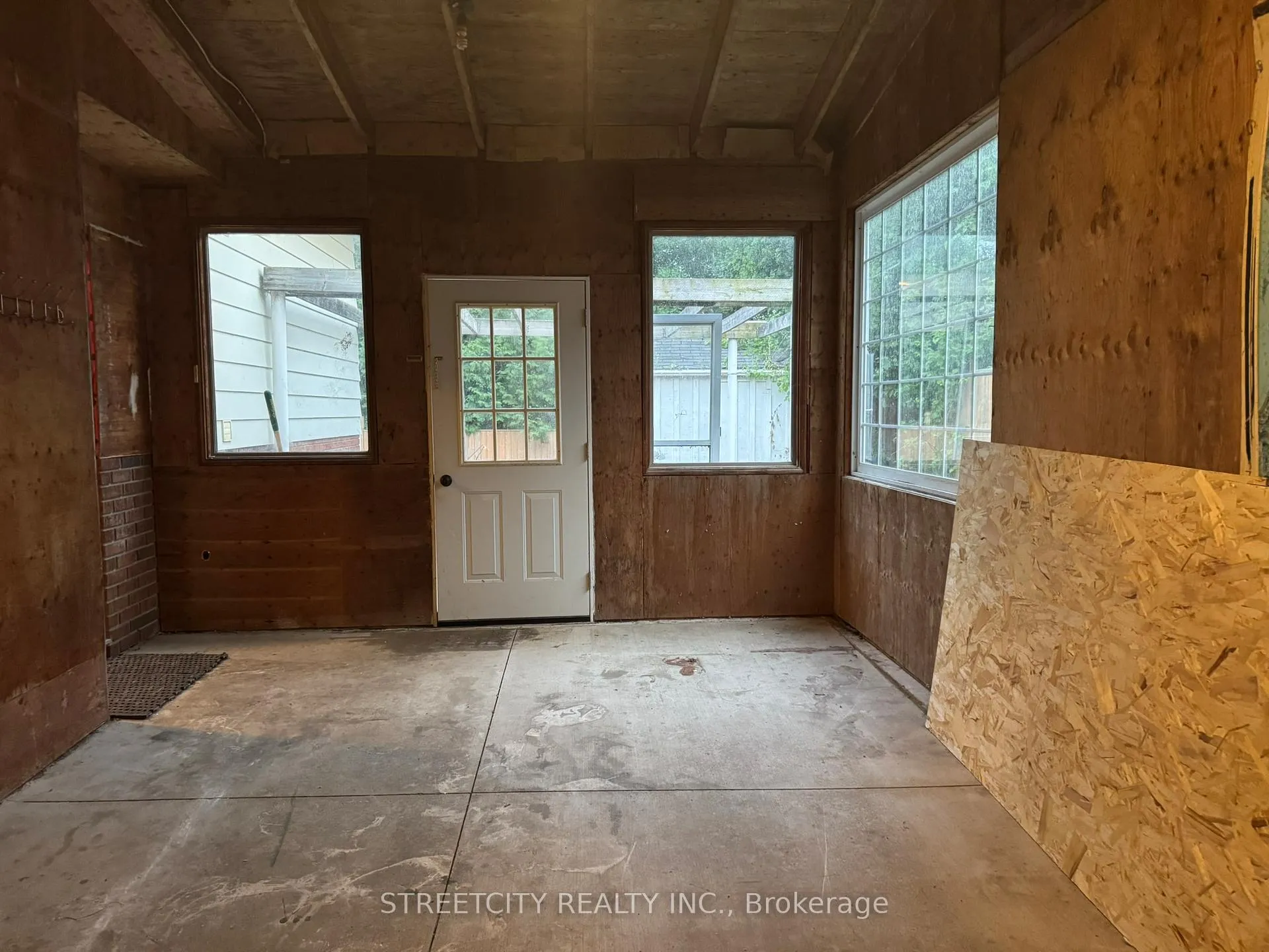 Photo 30 of 102 Paperbirch Crescent, London, North K — HOMEH