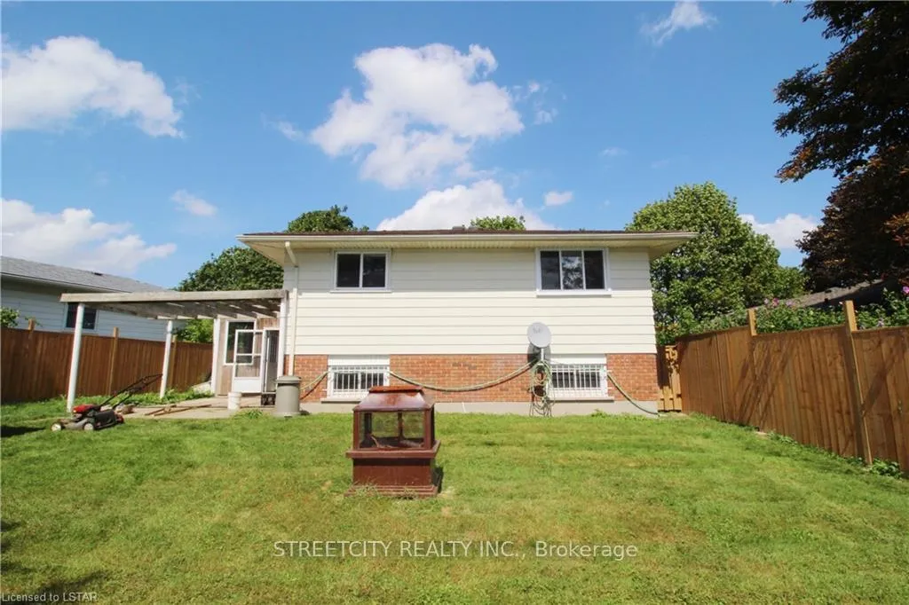 Photo 31 of 102 Paperbirch Crescent, London, North K — HOMEH