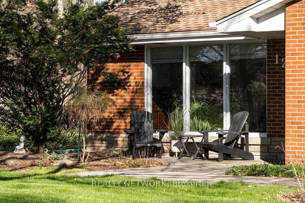 Photo 2 of 129 Oneida Boulevard, Hamilton, Ancaster — HOMEH