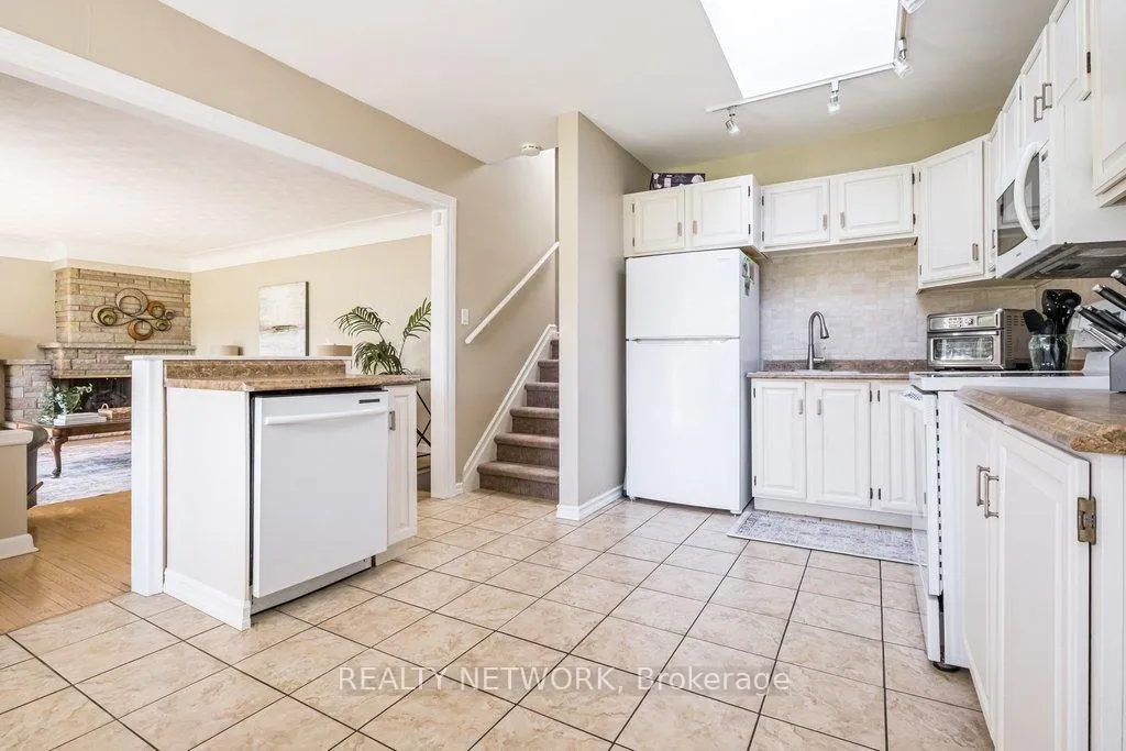 Photo 11 of 129 Oneida Boulevard, Hamilton, Ancaster — HOMEH