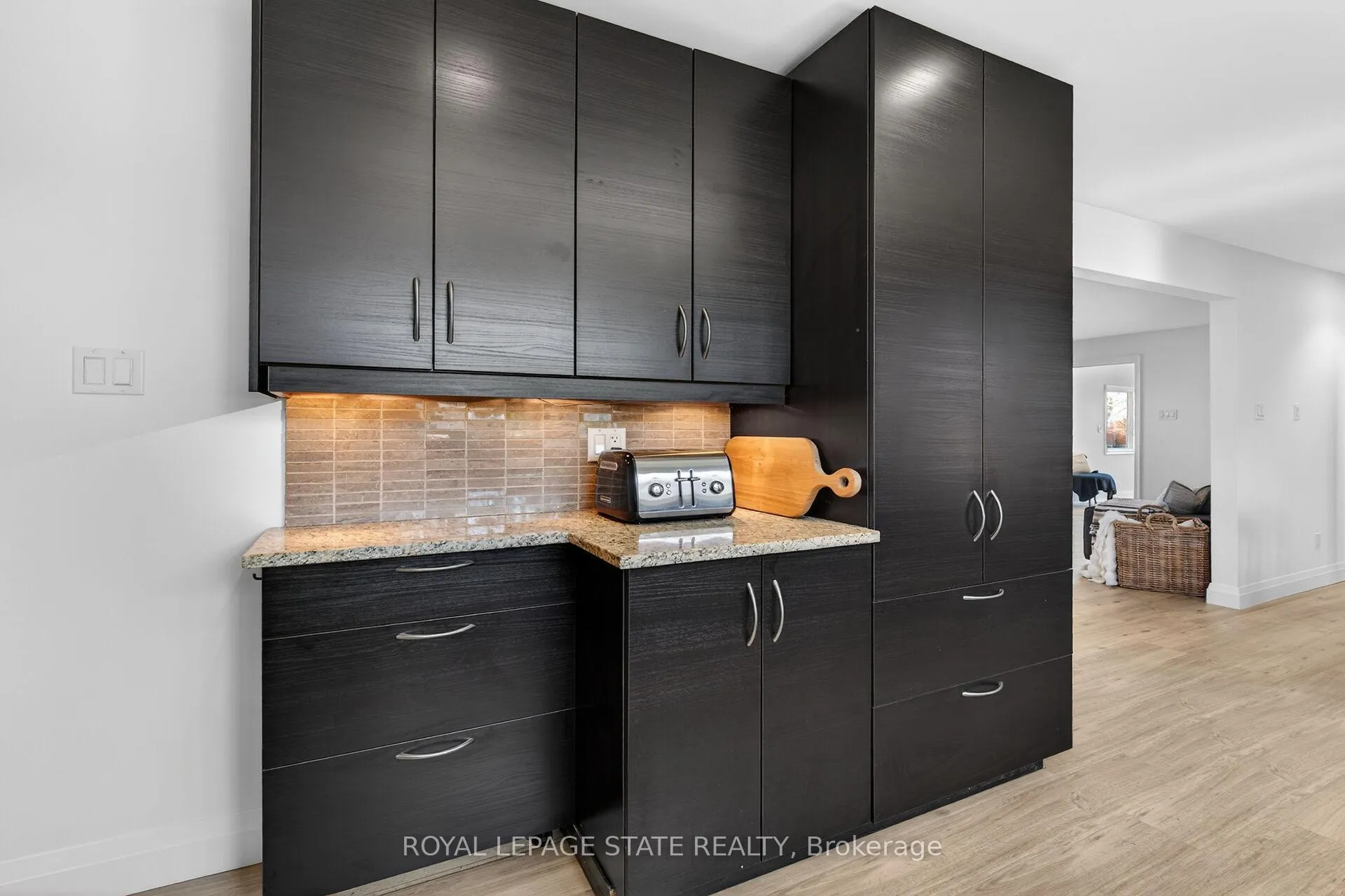 Photo 10 of 844 Upper Wellington Street, Hamilton, Balfour — HOMEH