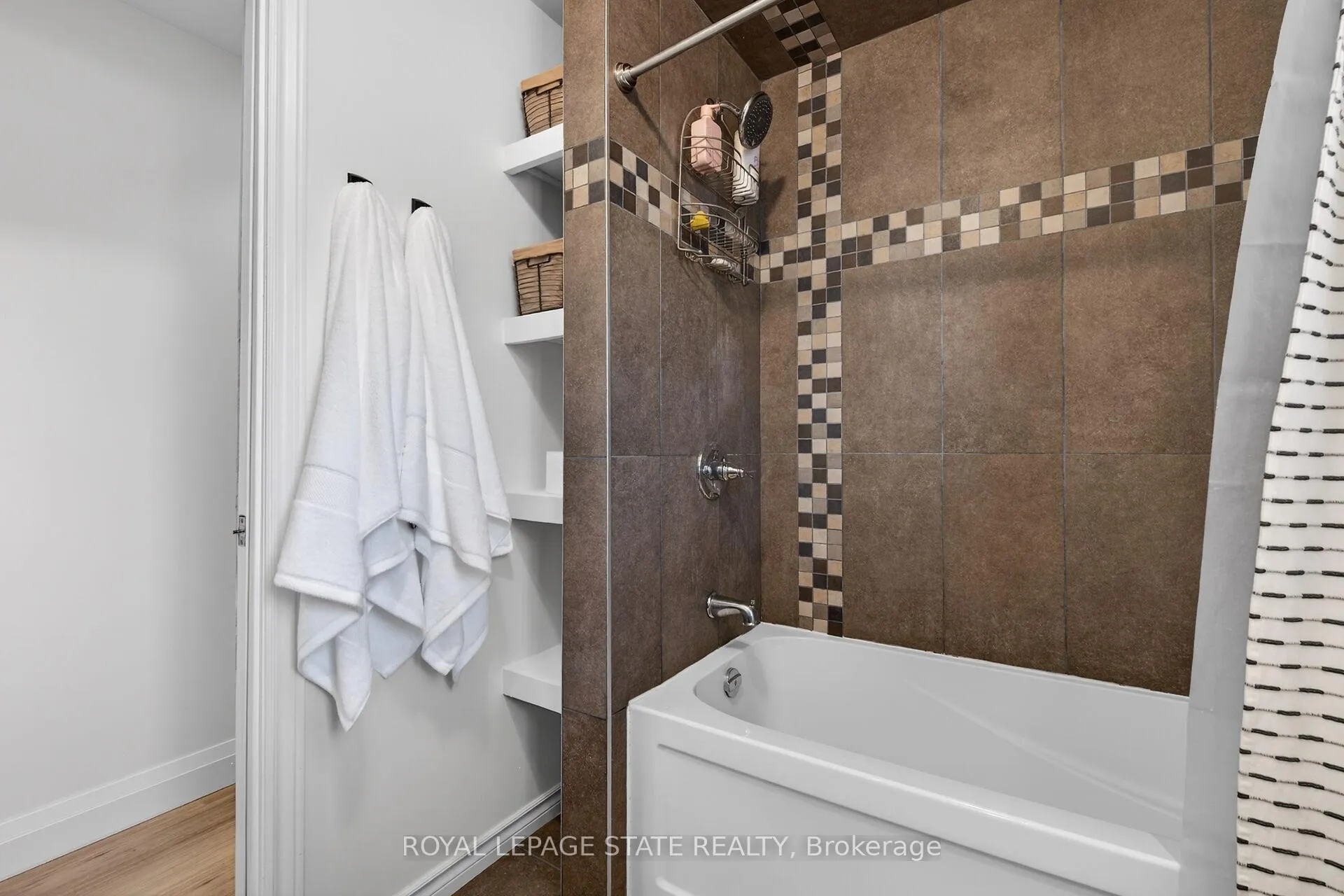 Photo 18 of 844 Upper Wellington Street, Hamilton, Balfour — HOMEH