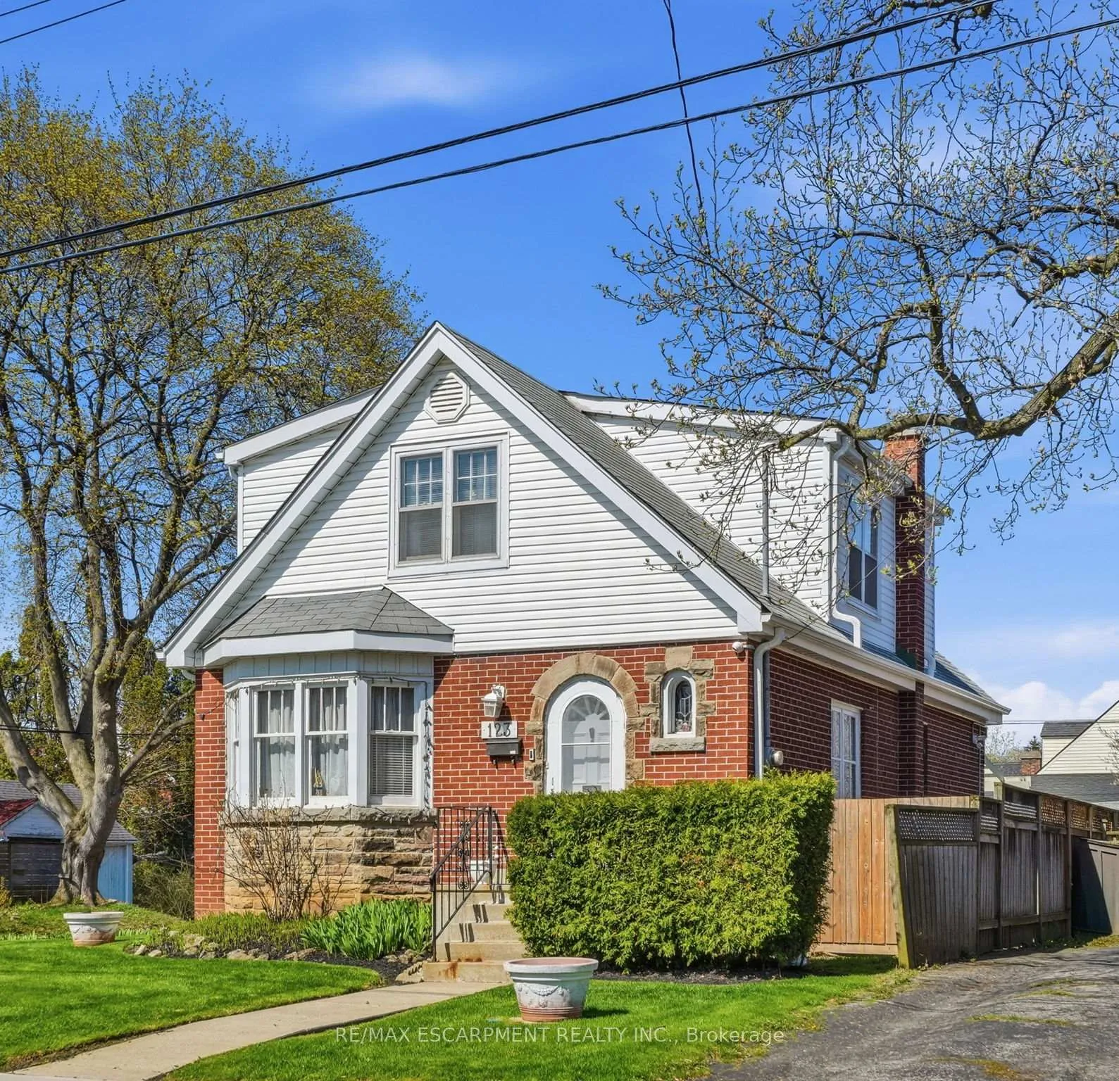Photo 3 of 123 Longwood Road N, Hamilton, Westdale — HOMEH
