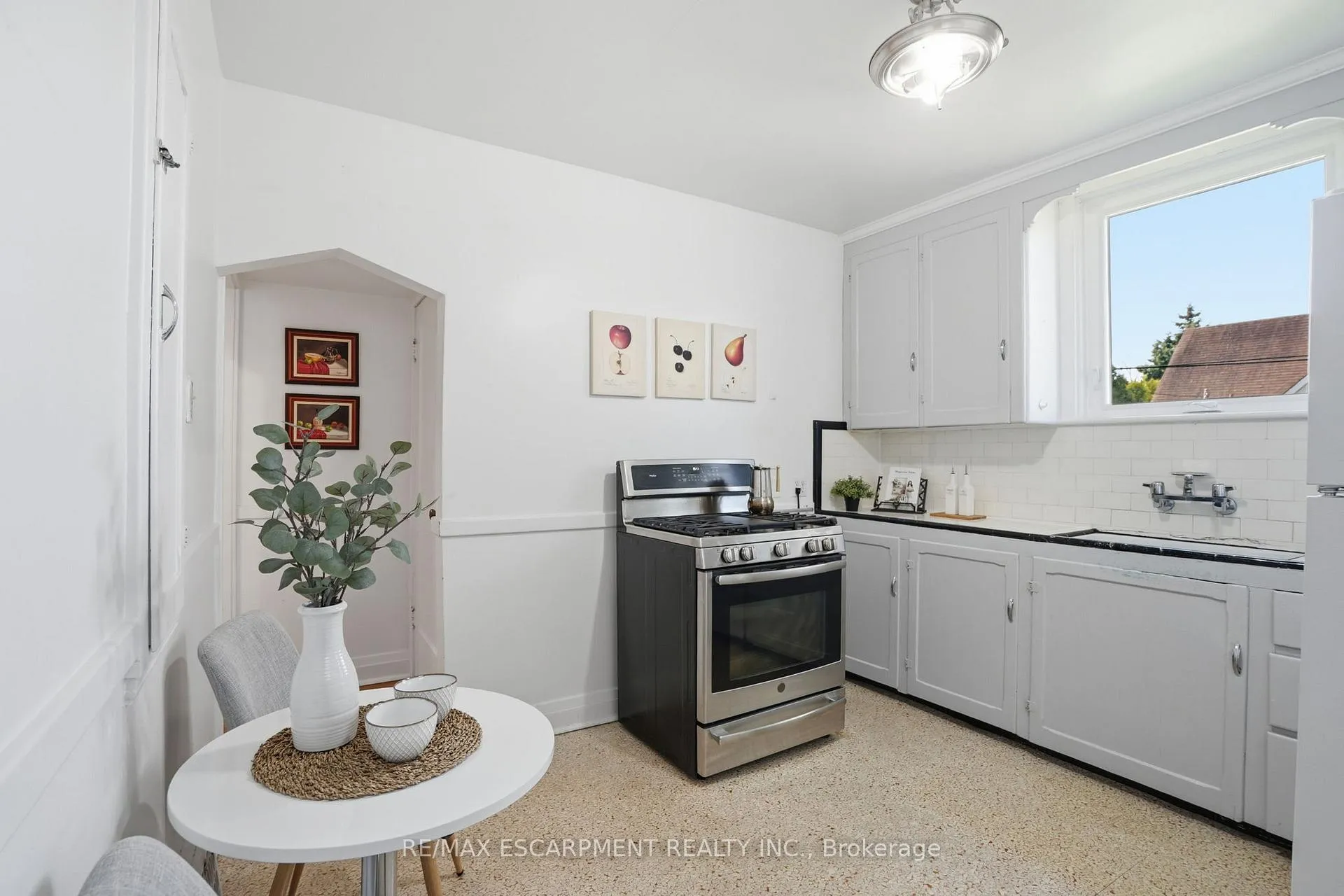 Photo 13 of 123 Longwood Road N, Hamilton, Westdale — HOMEH