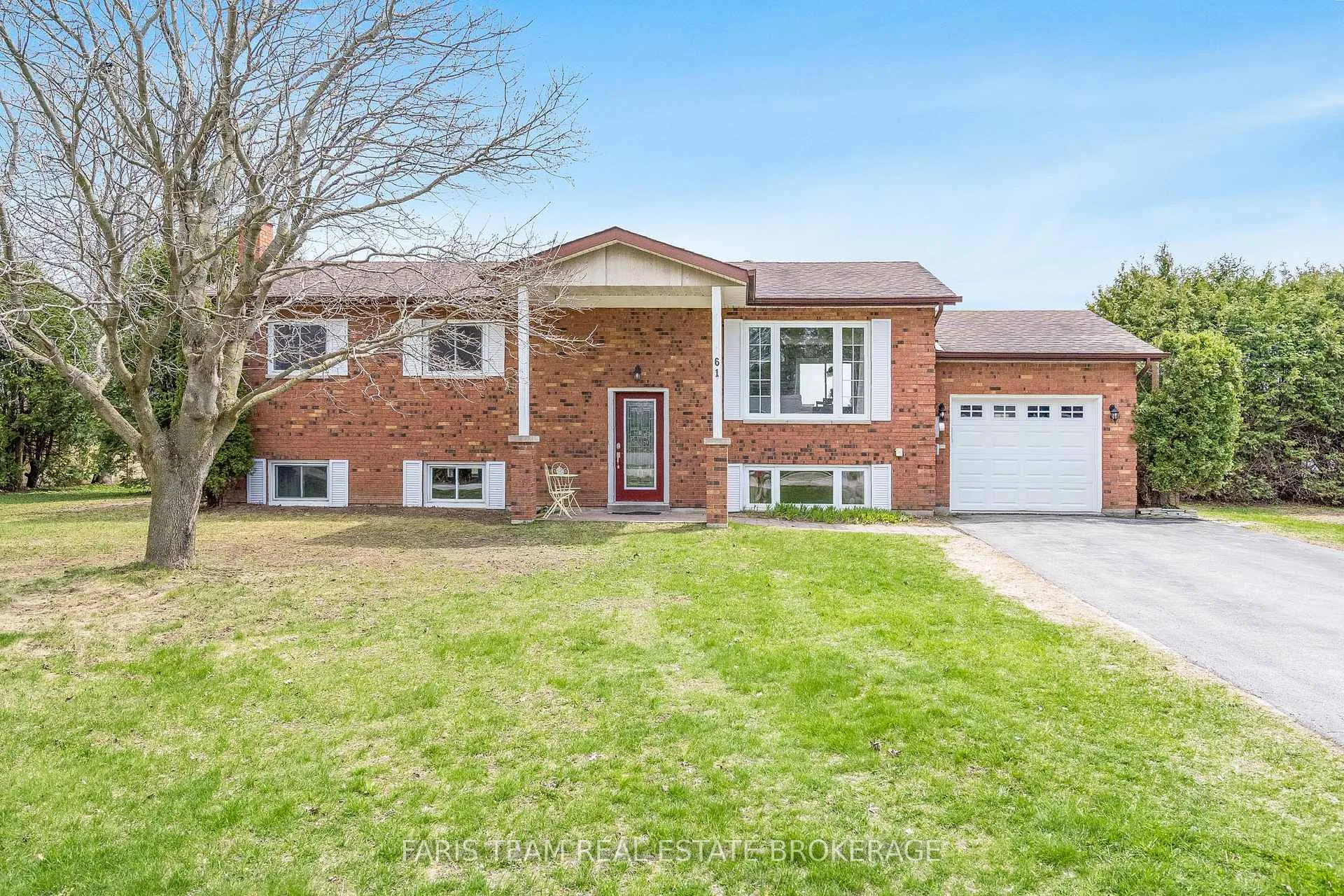 Photo 3 of 61 Mill Street E, Springwater, Rural Springwater — HOMEH