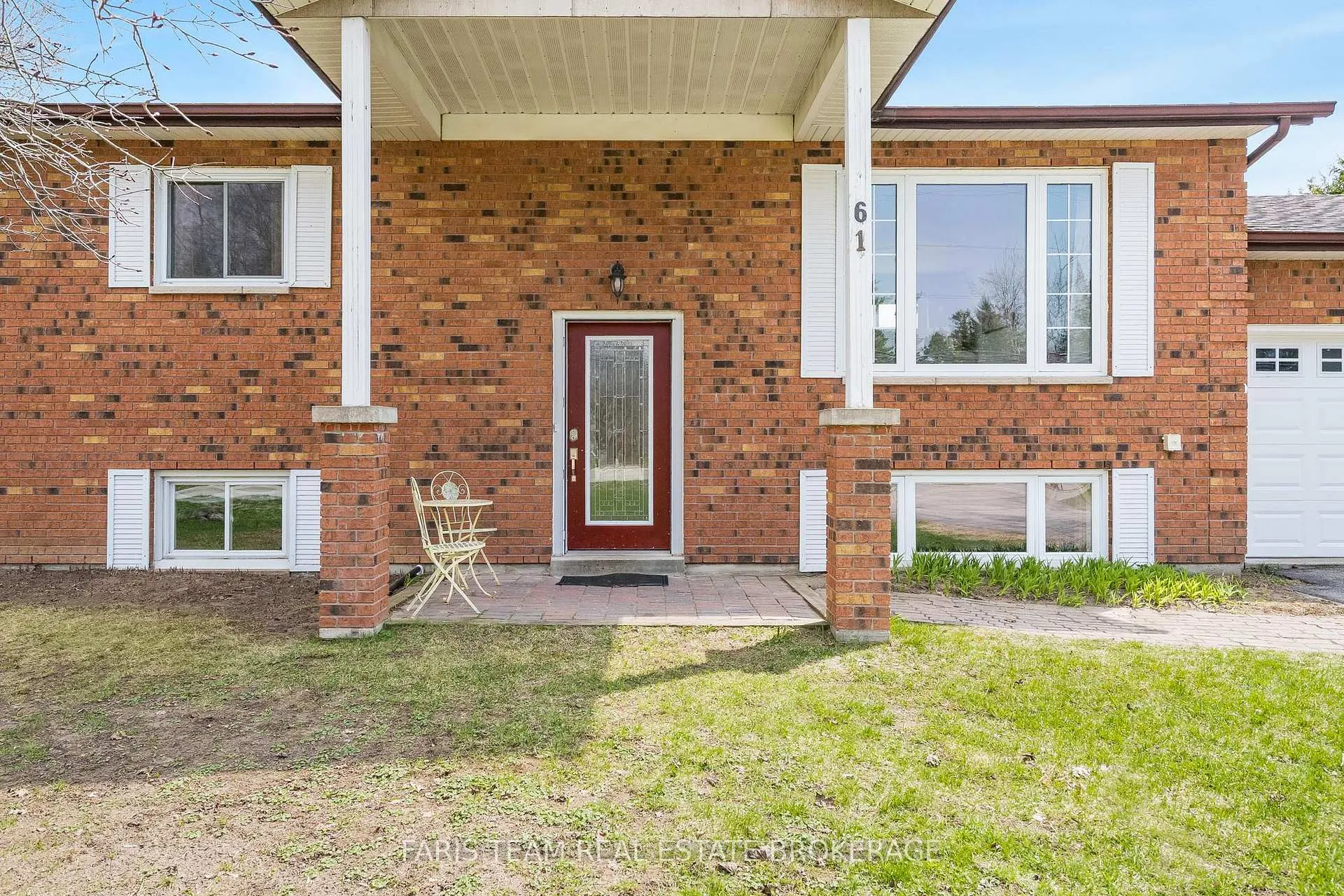 Photo 4 of 61 Mill Street E, Springwater, Rural Springwater — HOMEH
