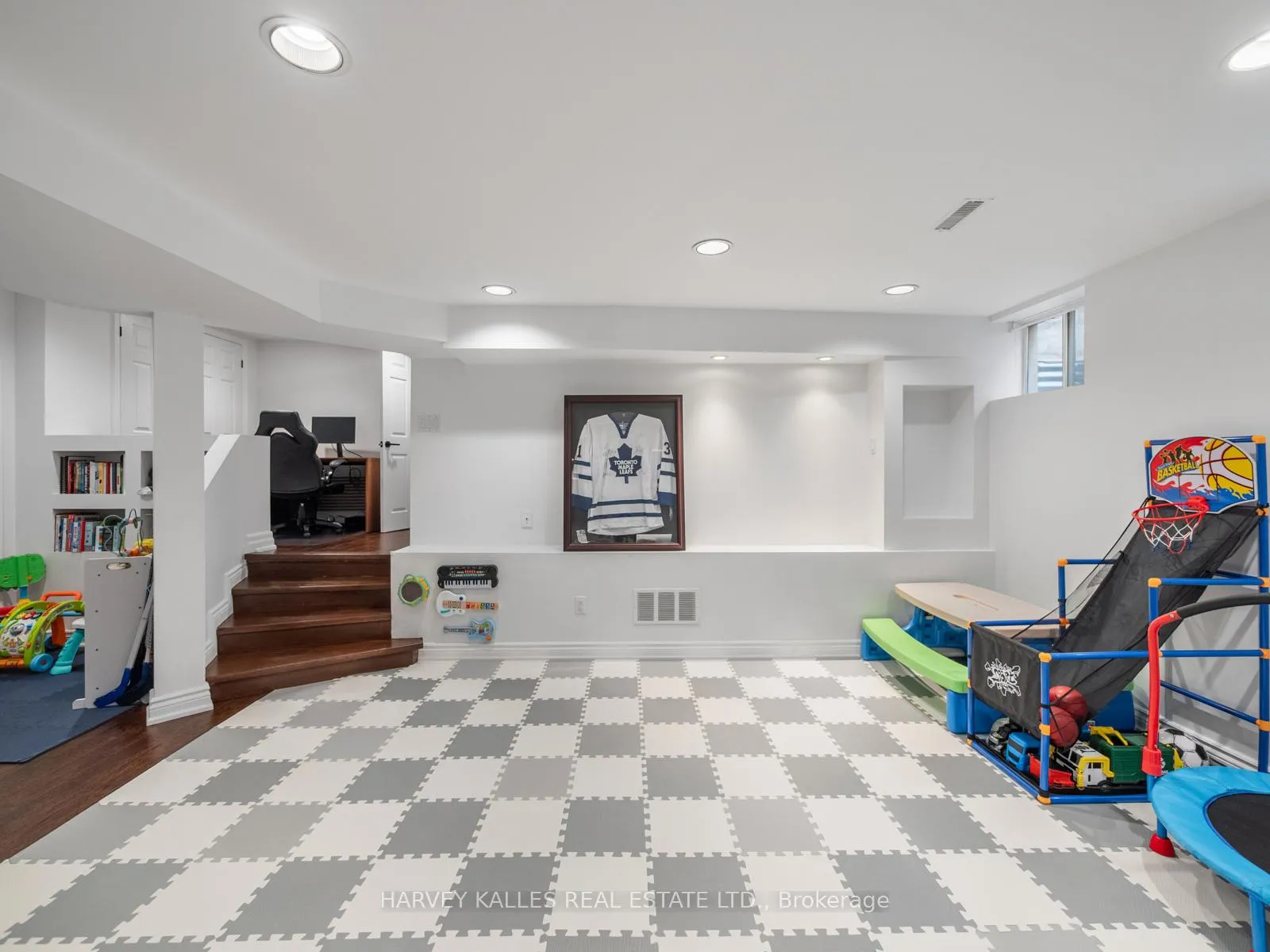 Photo 27 of 431 Douglas Avenue, Toronto, Bedford Park-Nortown — HOMEH