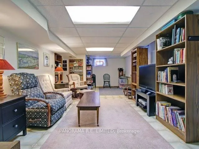 Photo 13 of 34 Agar Crescent, Etobicoke, Islington-City Centre West — HOMEH