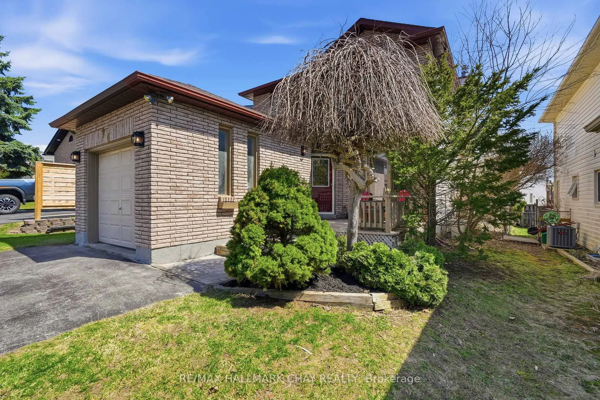 Photo 2 of 21 Carr Drive, Barrie, Letitia Heights — HOMEH