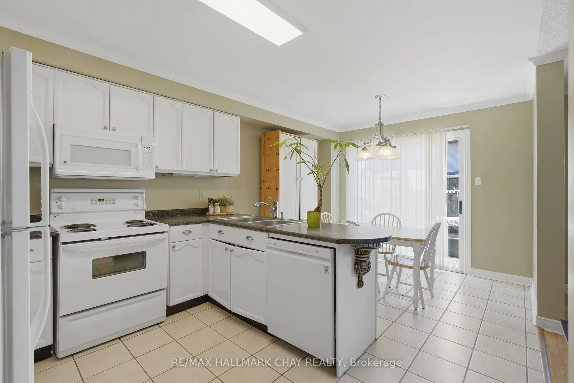 Photo 11 of 21 Carr Drive, Barrie, Letitia Heights — HOMEH