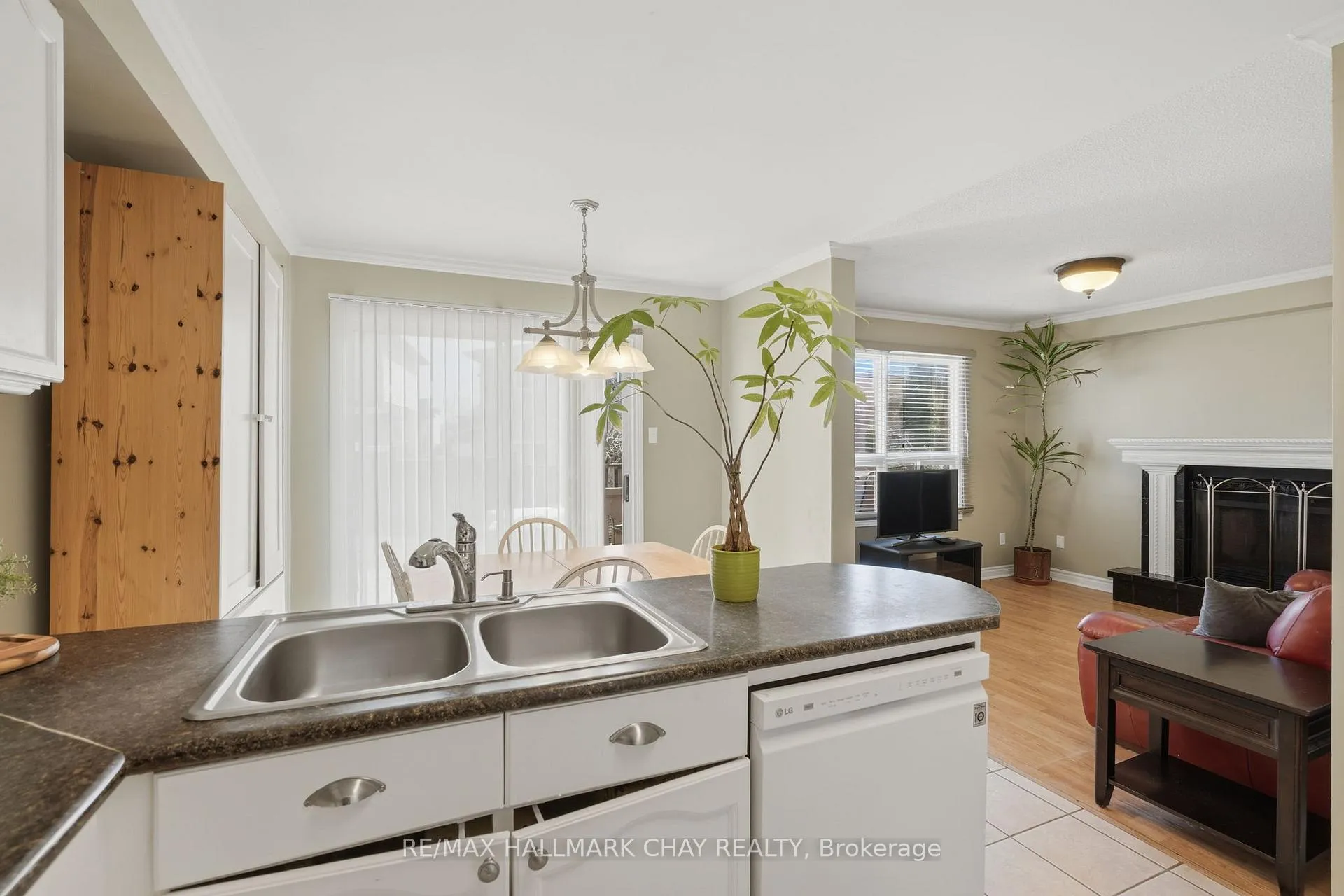 Photo 13 of 21 Carr Drive, Barrie, Letitia Heights — HOMEH
