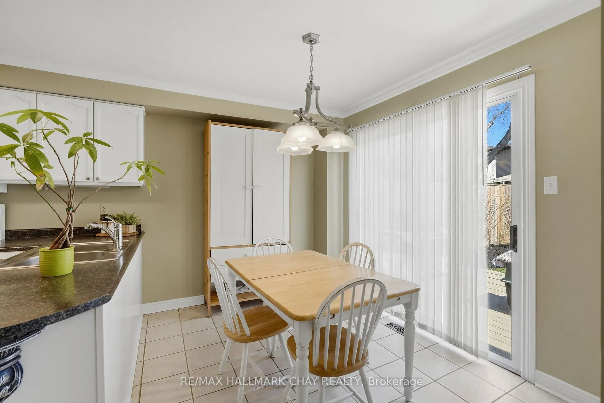 Photo 14 of 21 Carr Drive, Barrie, Letitia Heights — HOMEH